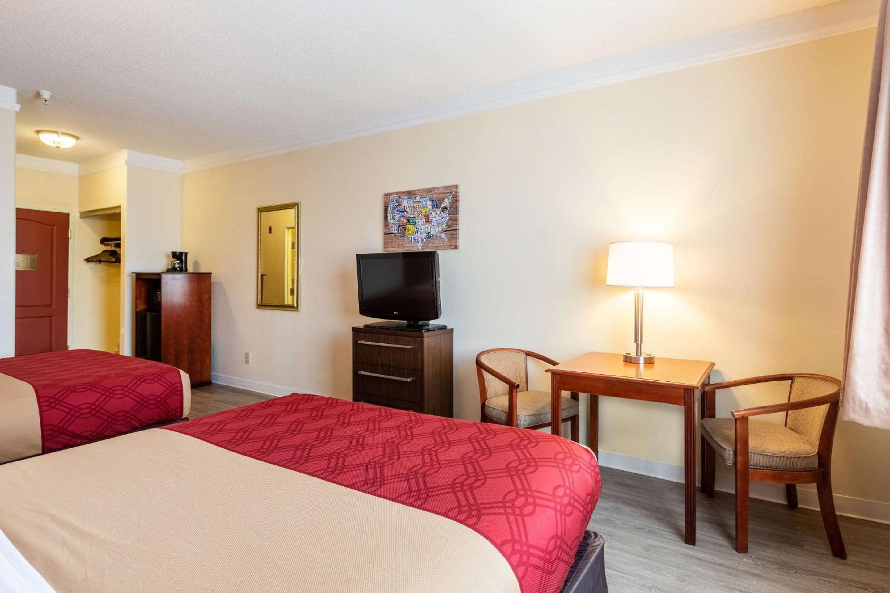Queen Room with Two Queen Beds - Non-Smoking - Photo 2