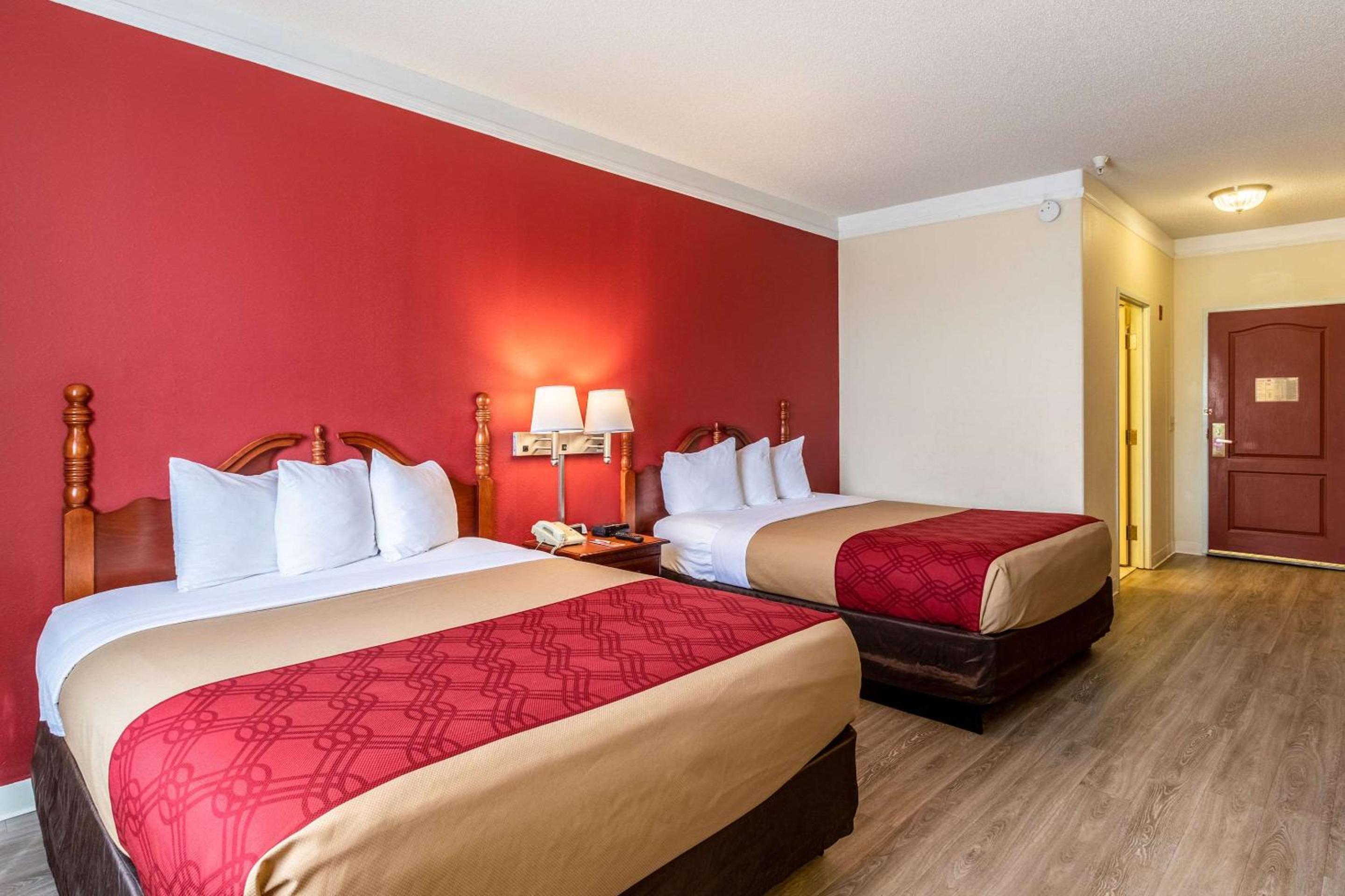 Queen Room with Two Queen Beds - Non-Smoking - Photo 3