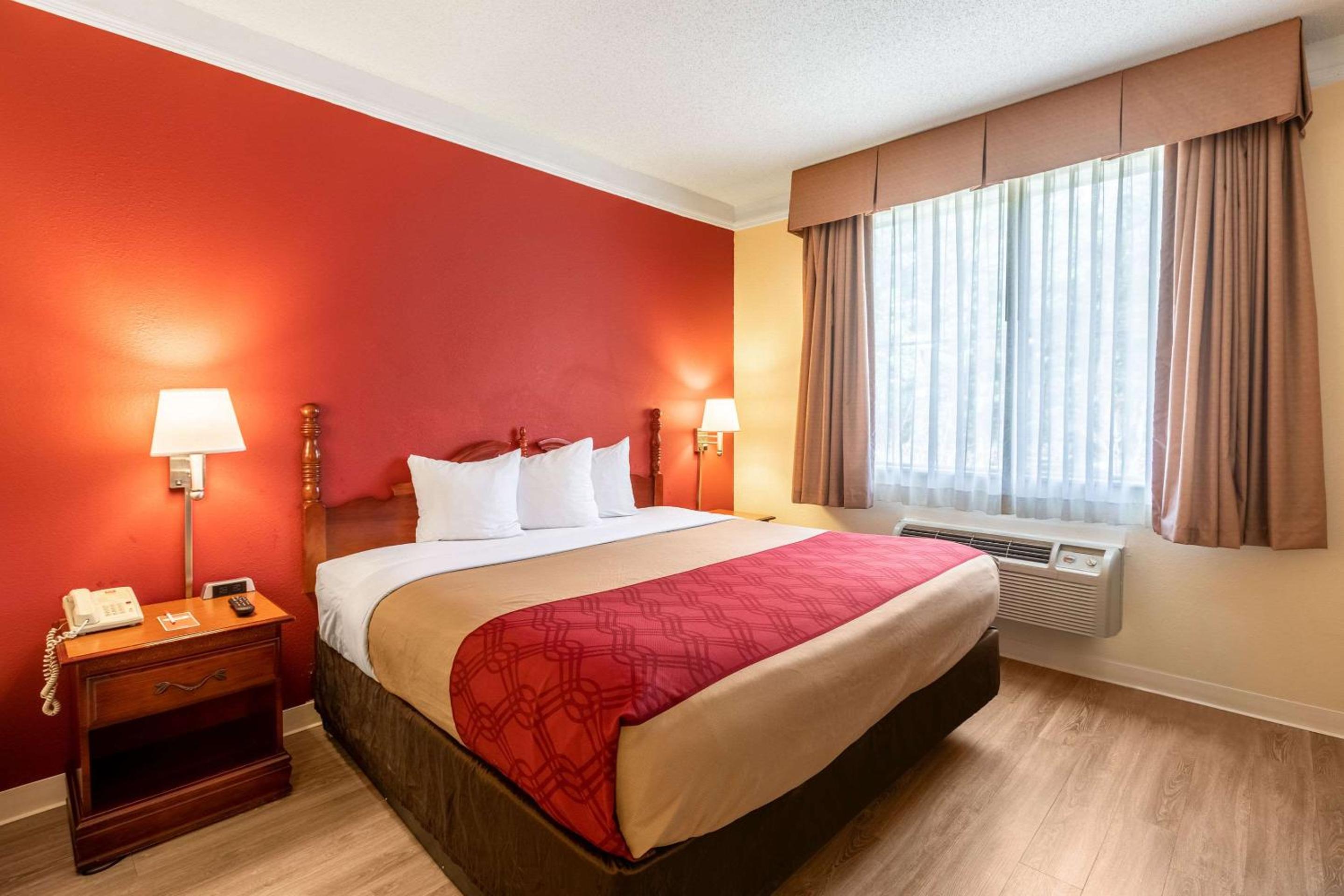 King Suite - Non-Smoking - Photo 2