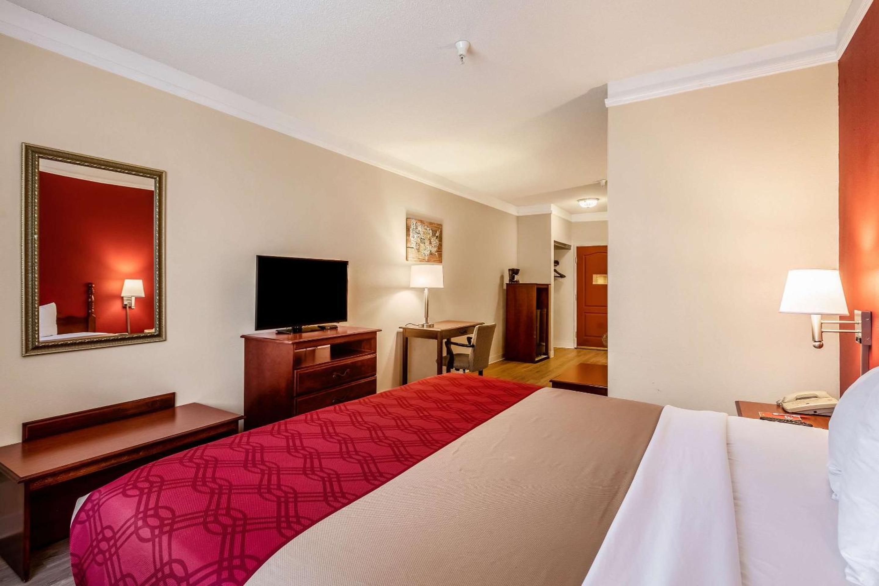 King Suite - Non-Smoking - Photo 3