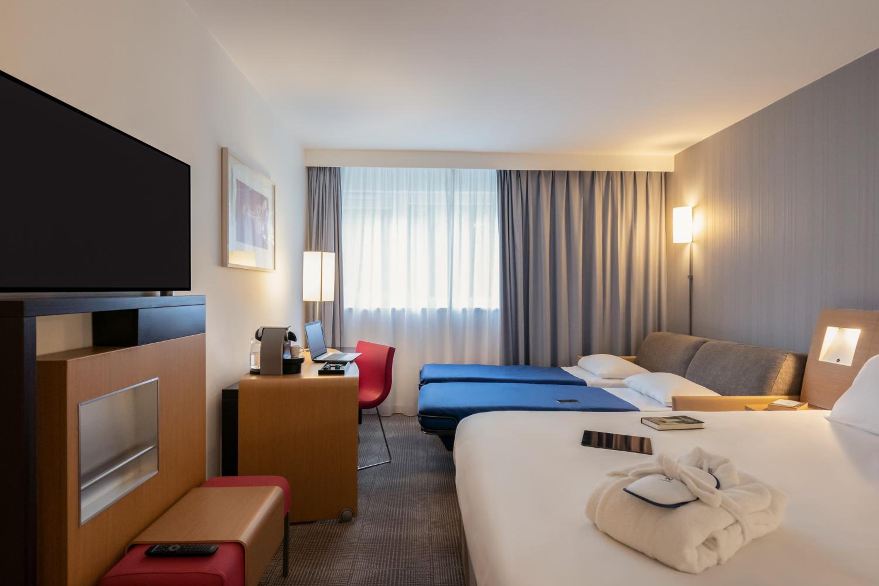 Executive Double Room with Sofa Bed - Photo 6