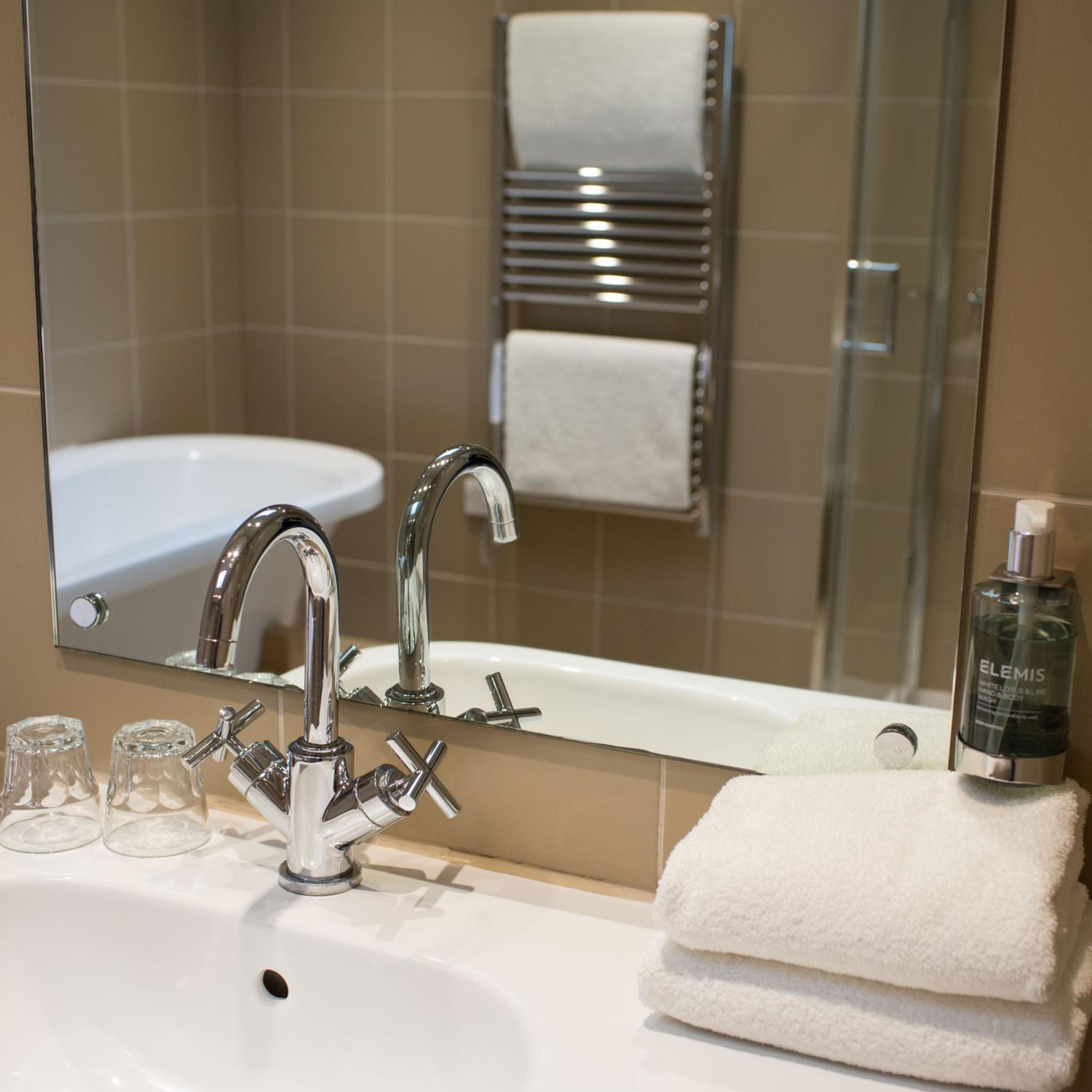 Luxury King Room - Photo 14