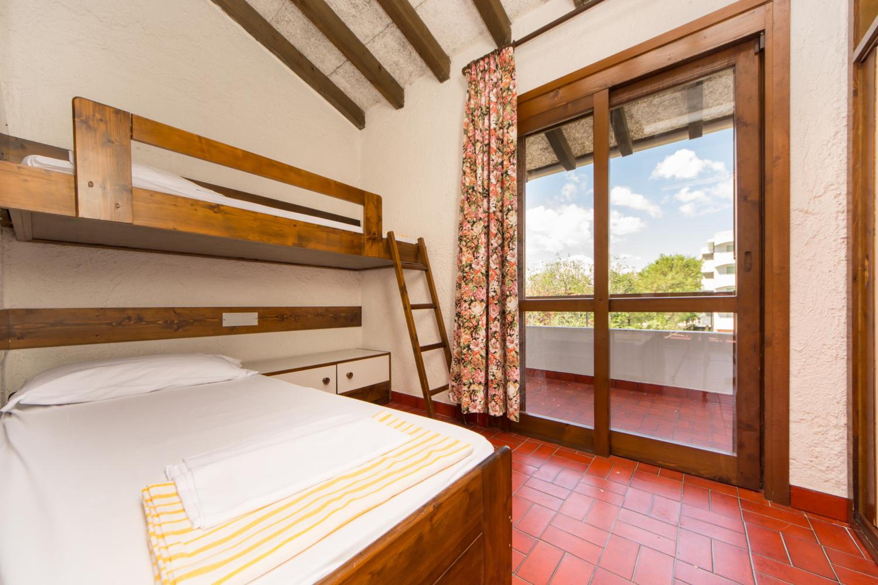 Economy Small One-Bedroom Apartment with Balcony - Photo 3