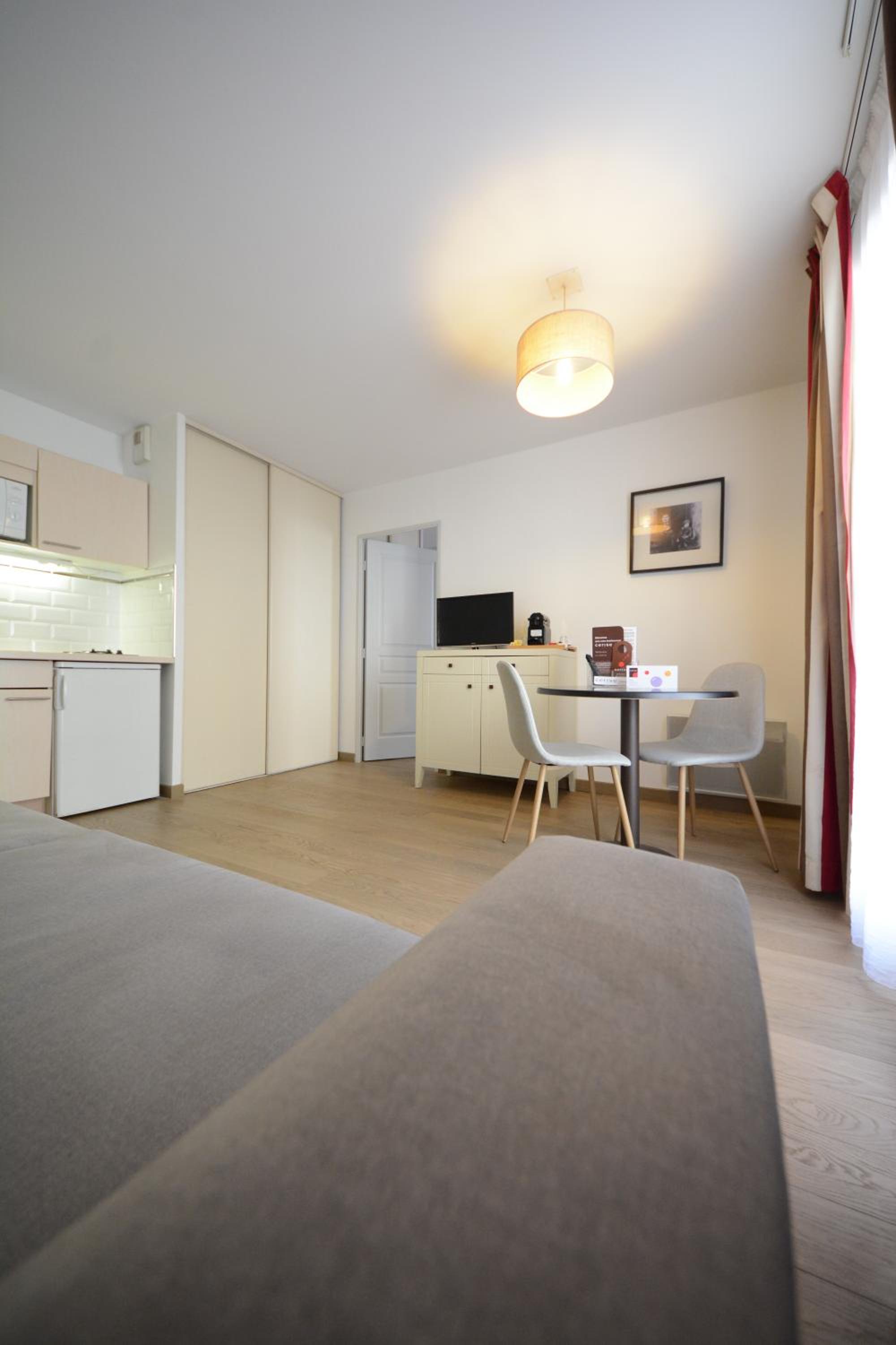 One-Bedroom Apartment (4 Adults) - Photo 6