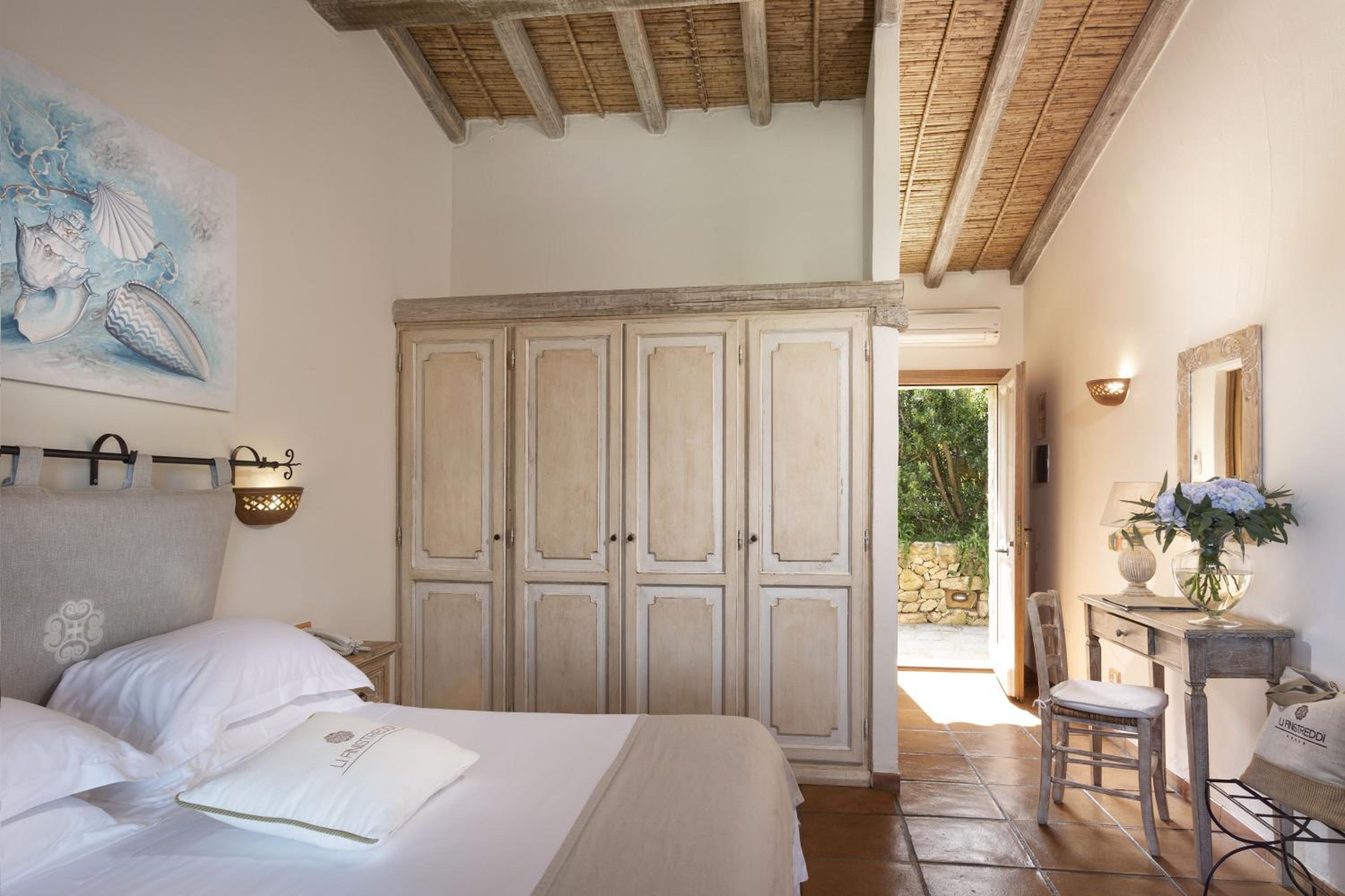 Deluxe Double or Twin Room with Partial Sea View - Photo 4