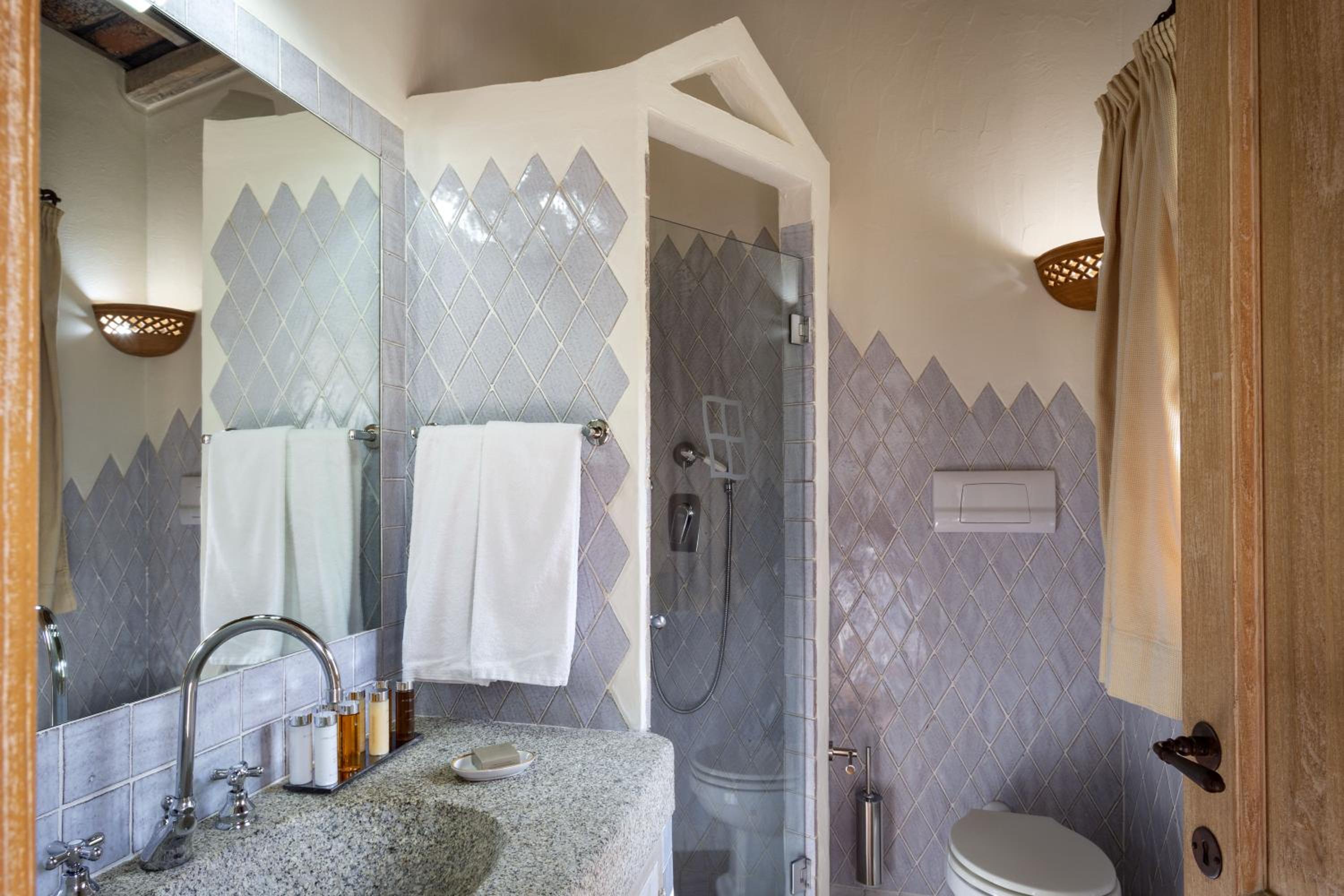 Deluxe Double or Twin Room with Partial Sea View - Photo 2