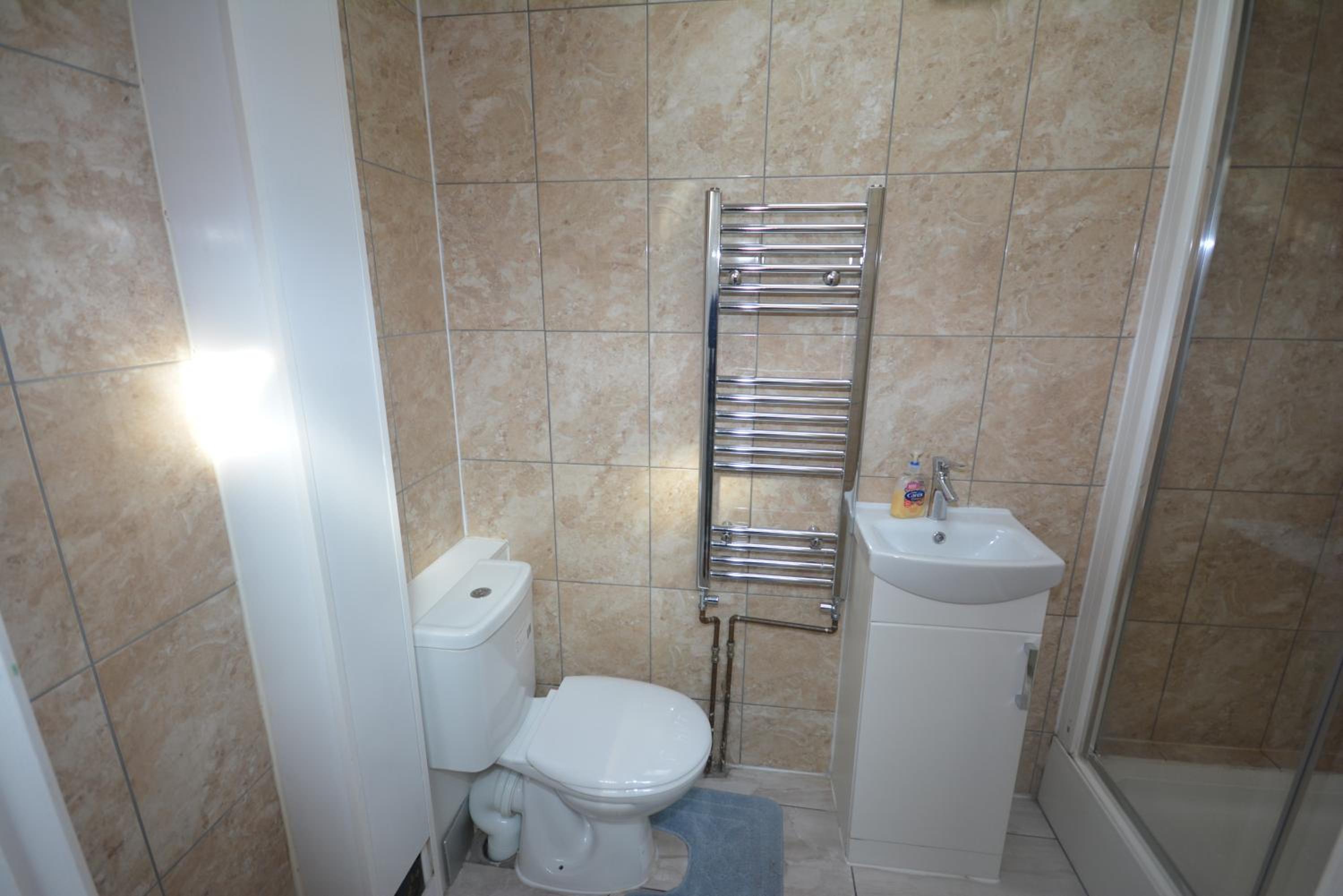 Six-Bedroom House photo 3