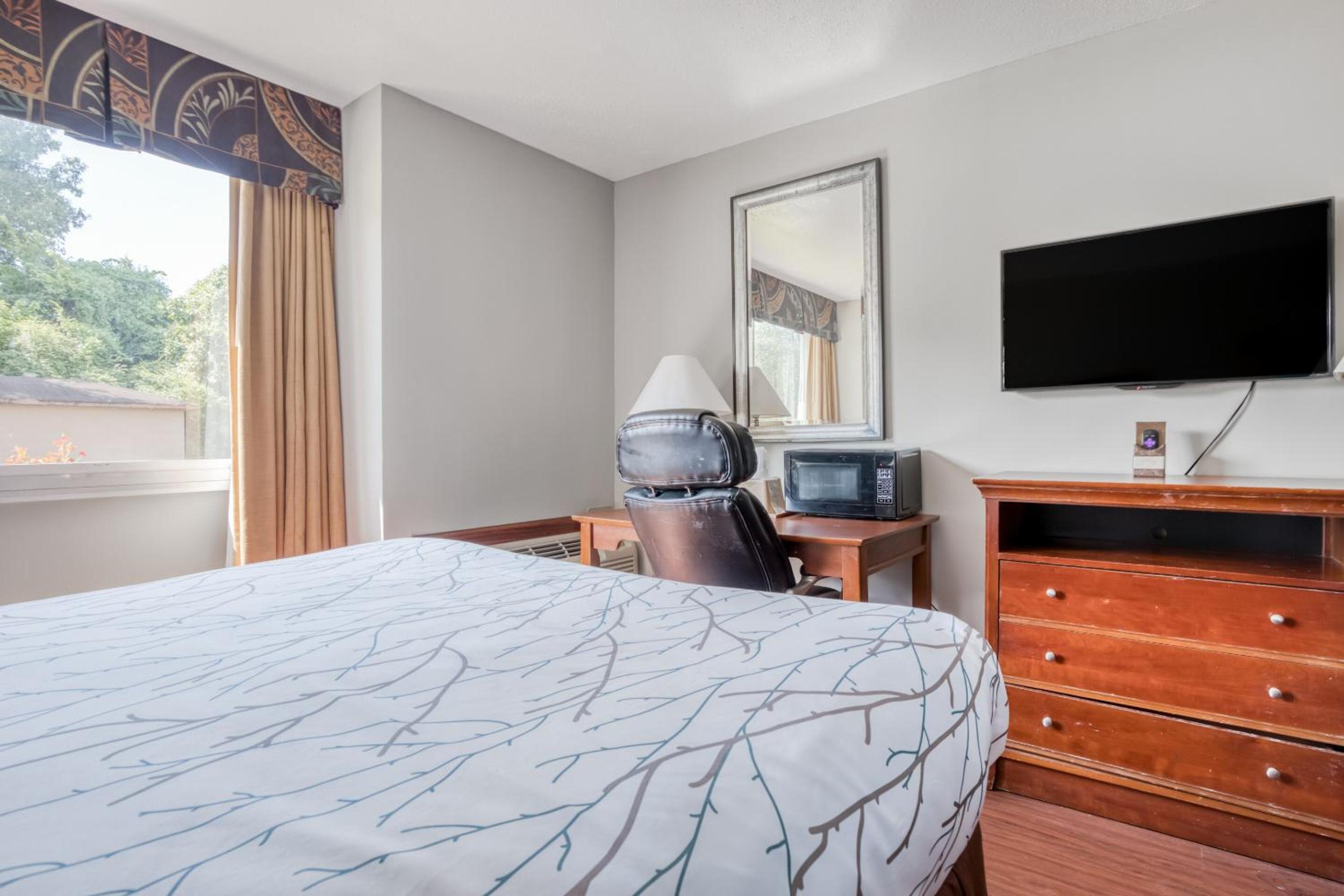 2 Queen Beds - Photo 9