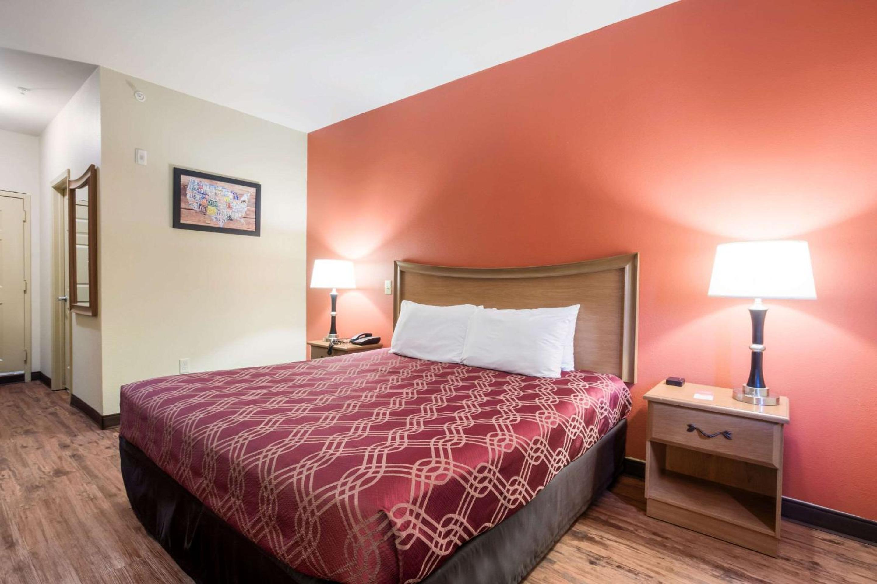 King Room - Non-Smoking - Photo 3