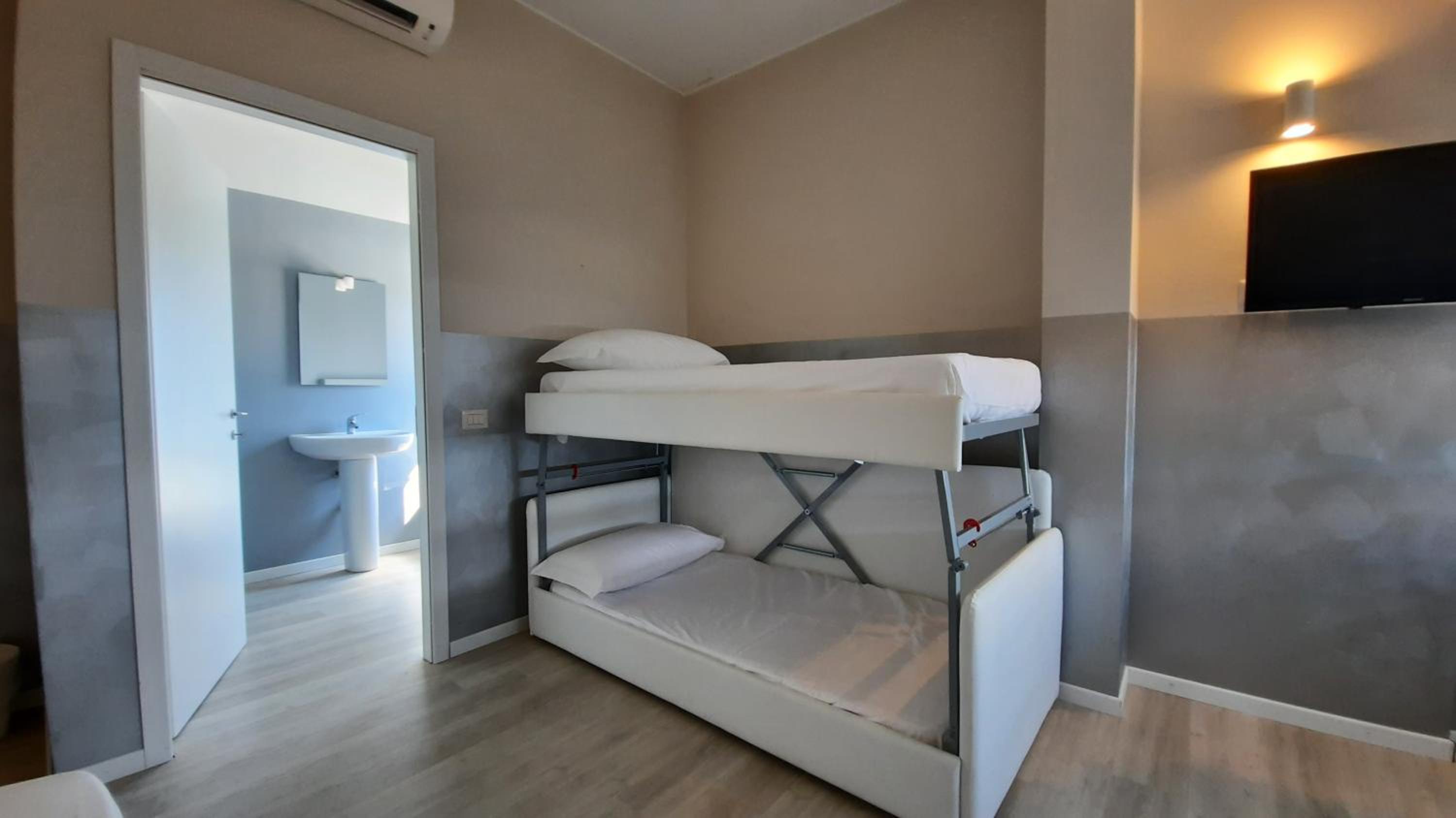 Quadruple Room with Private Bathroom - Photo 4