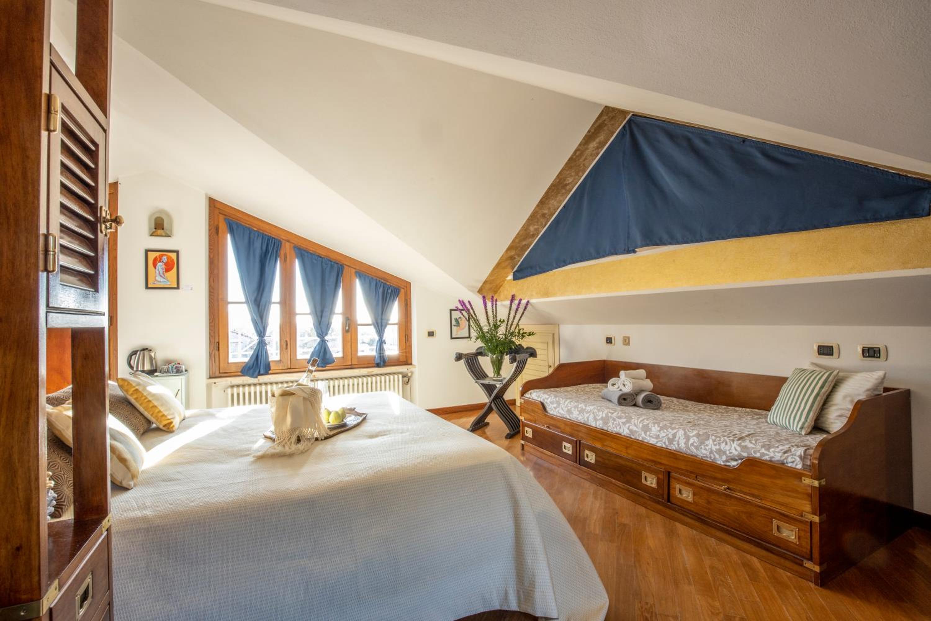 Deluxe Double Room with Balcony photo 3