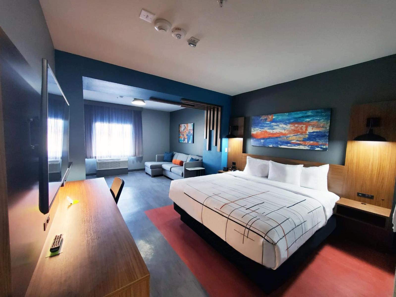 King Suite - Non-Smoking - Photo 1