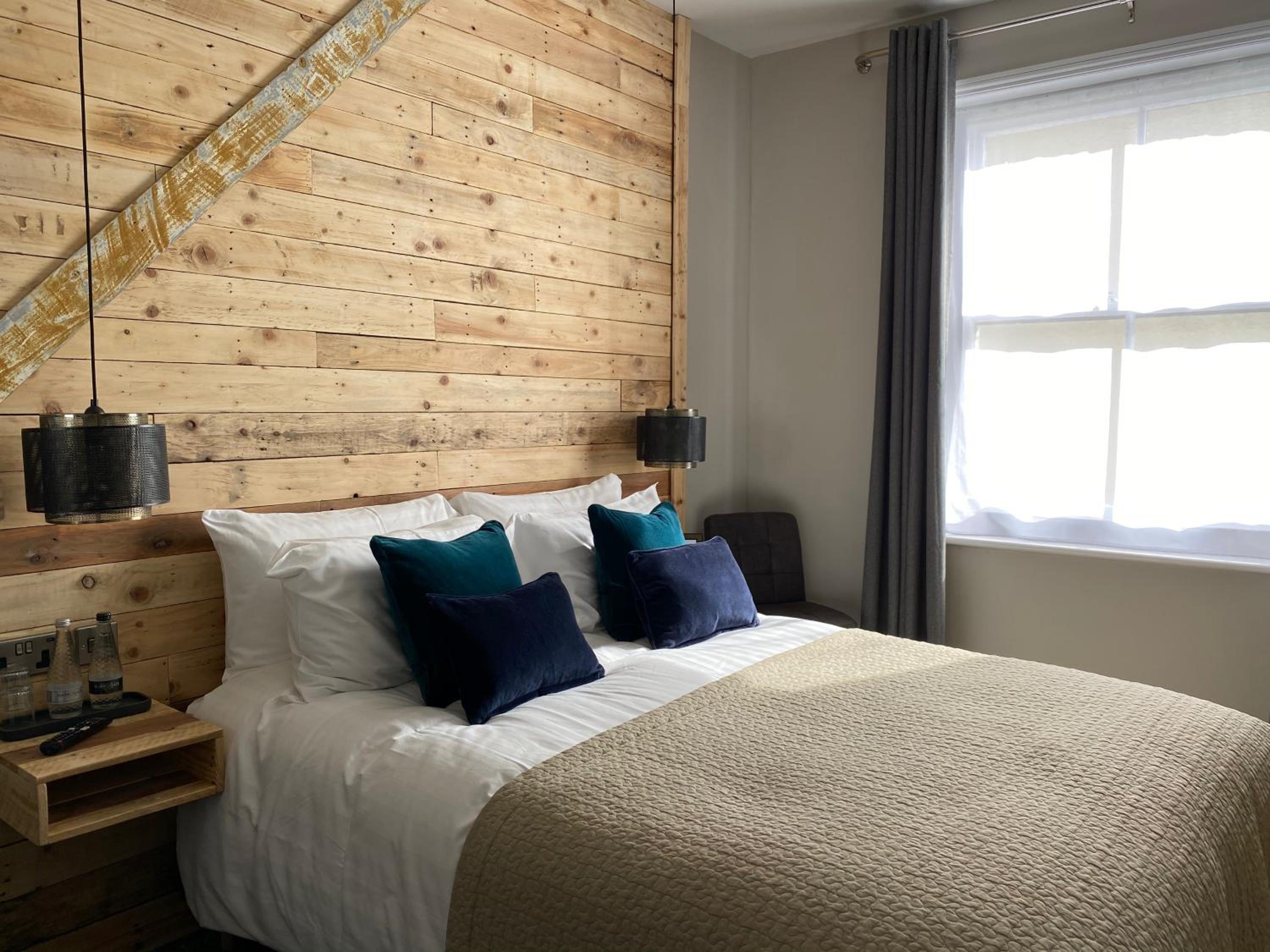 Superior King Room - Photo 25