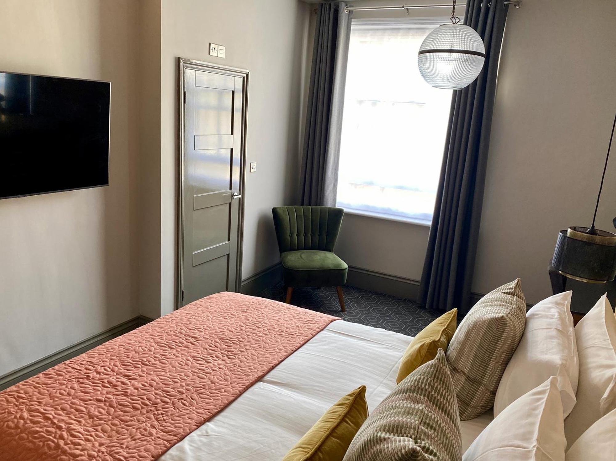 Superior King Room - Photo 9
