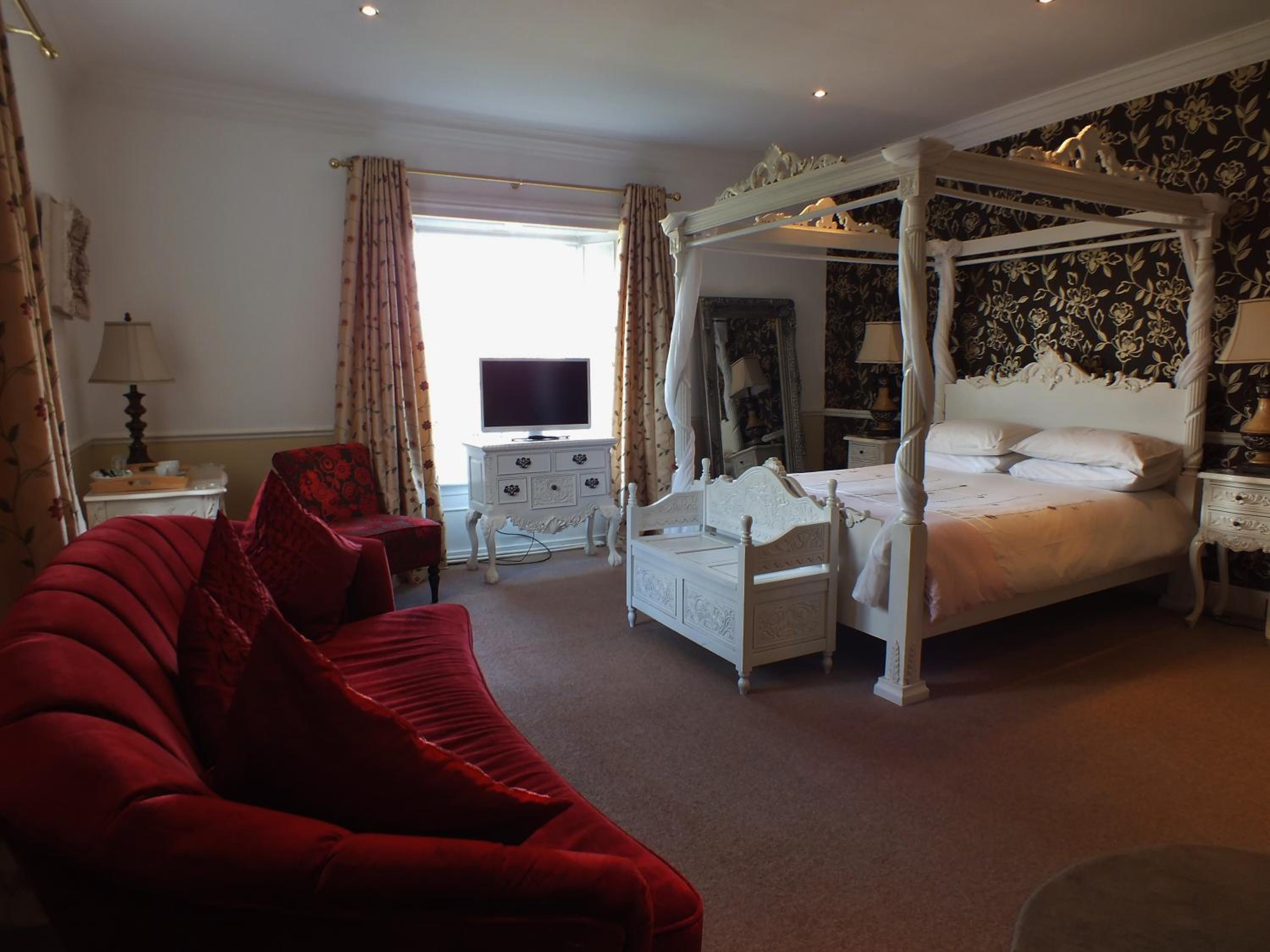 Four-Poster Suite - Photo 1