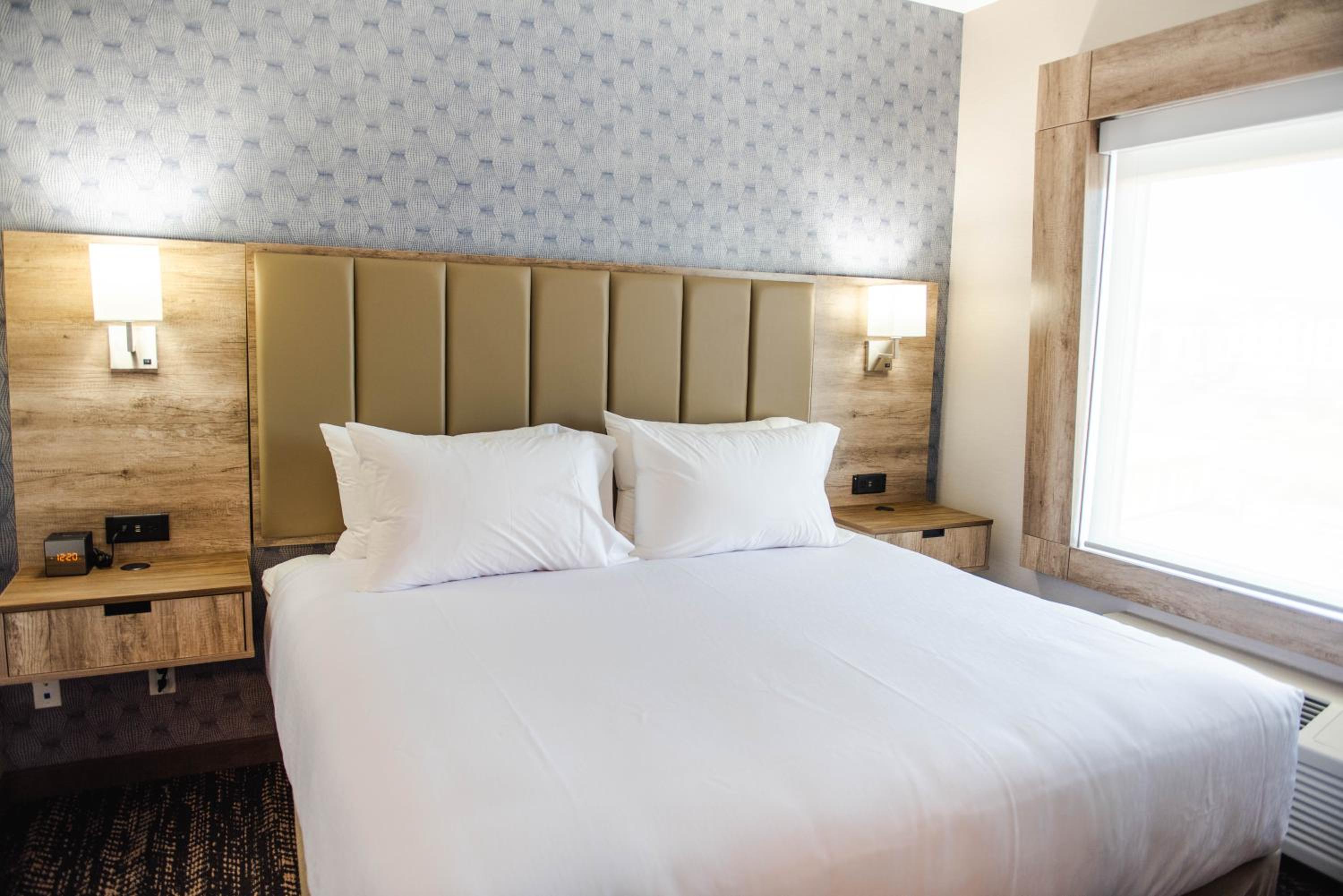 King Suite with Spa Bath - Photo 7