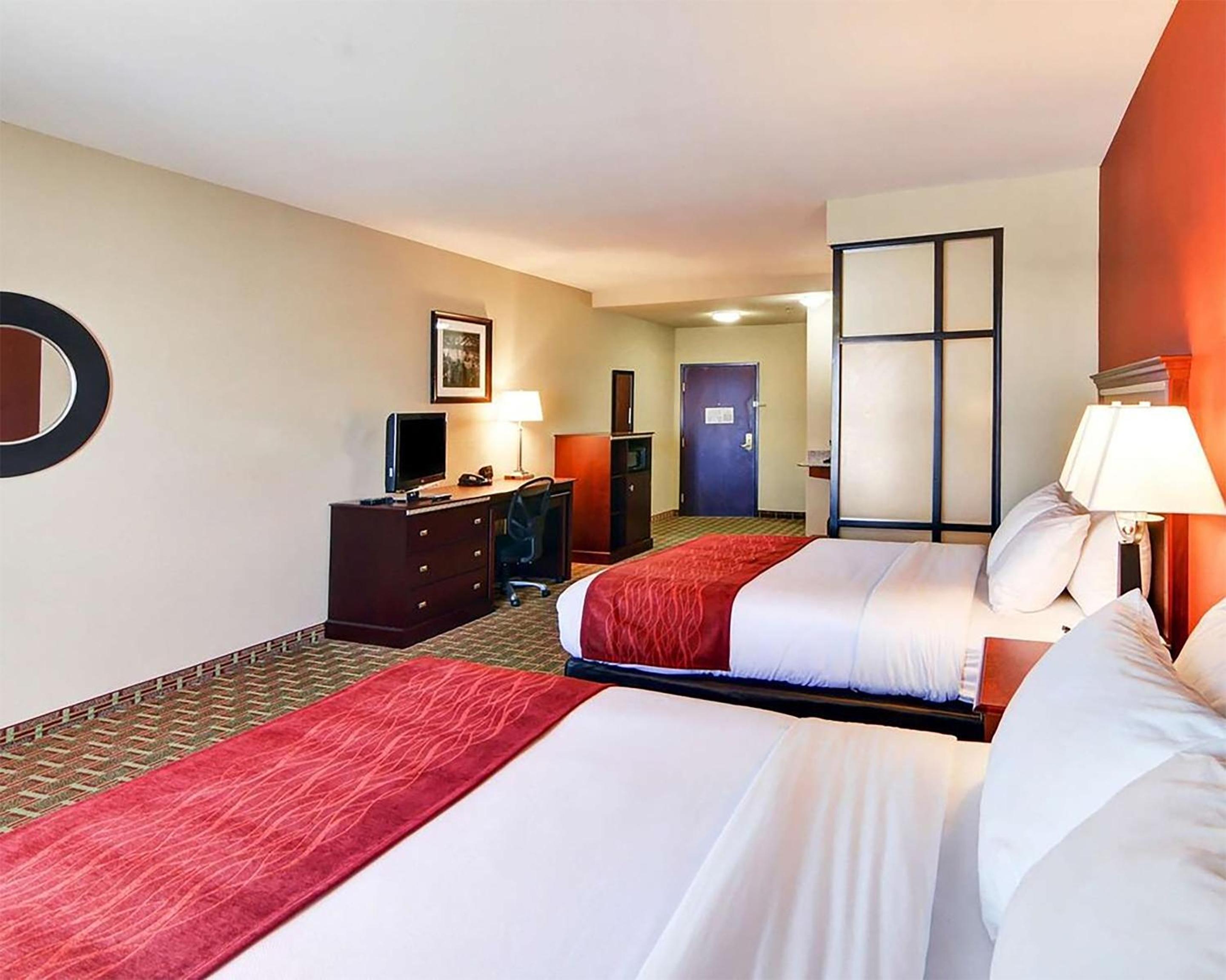Queen Suite with Sofa Bed - Photo 2
