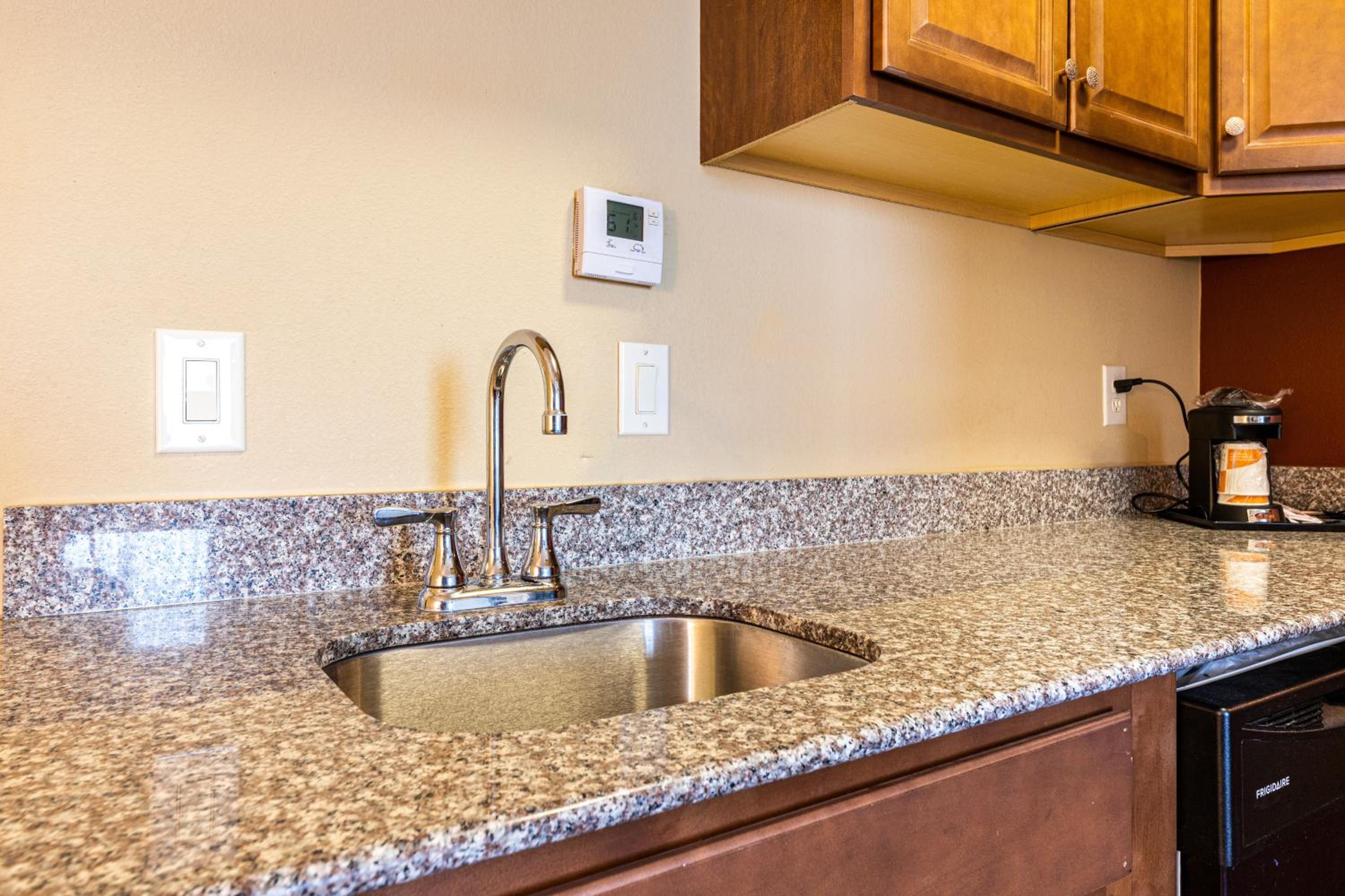 Efficiency King Suite with Kitchenette  - Photo 5