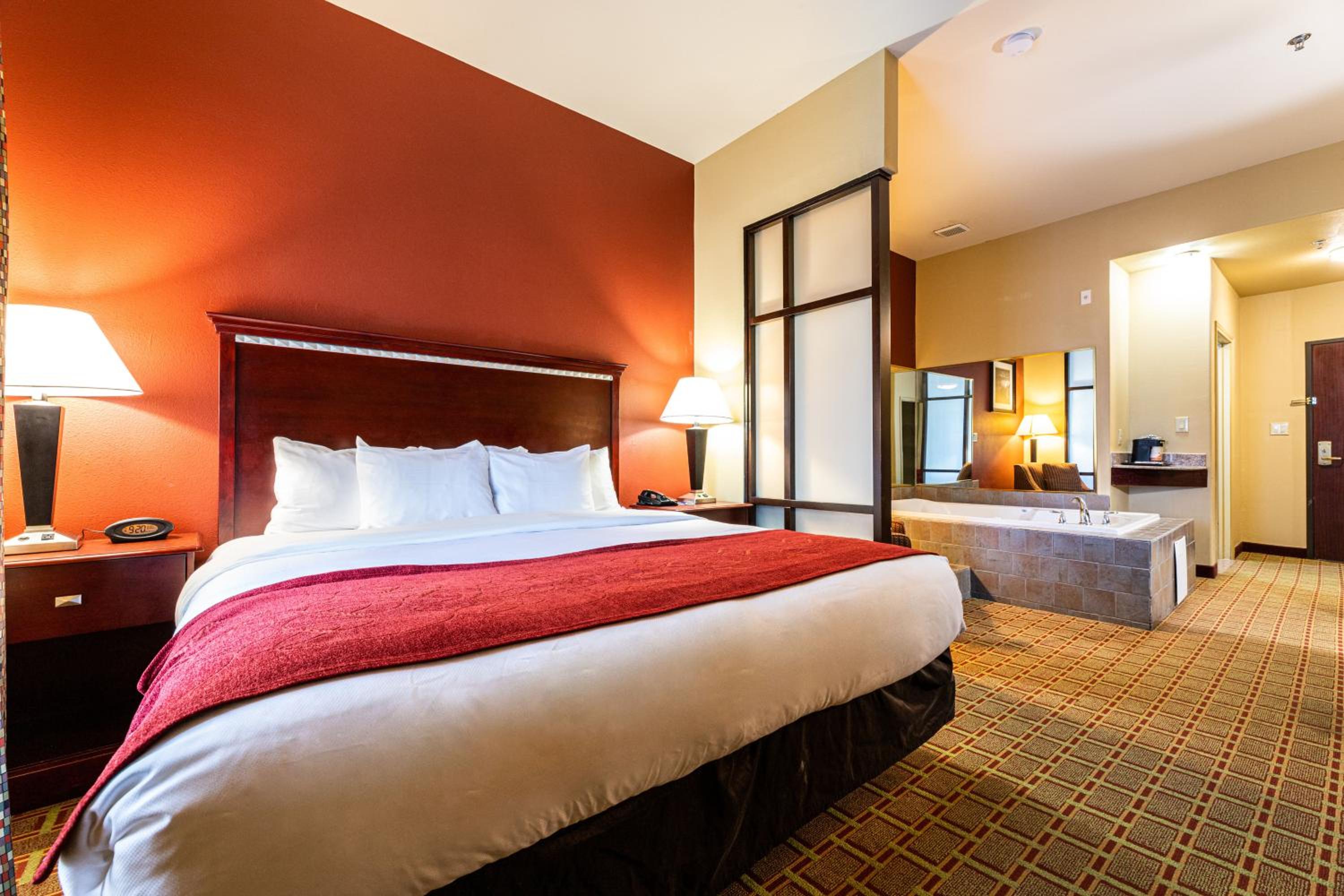 King Suite with Whirlpool - Photo 2