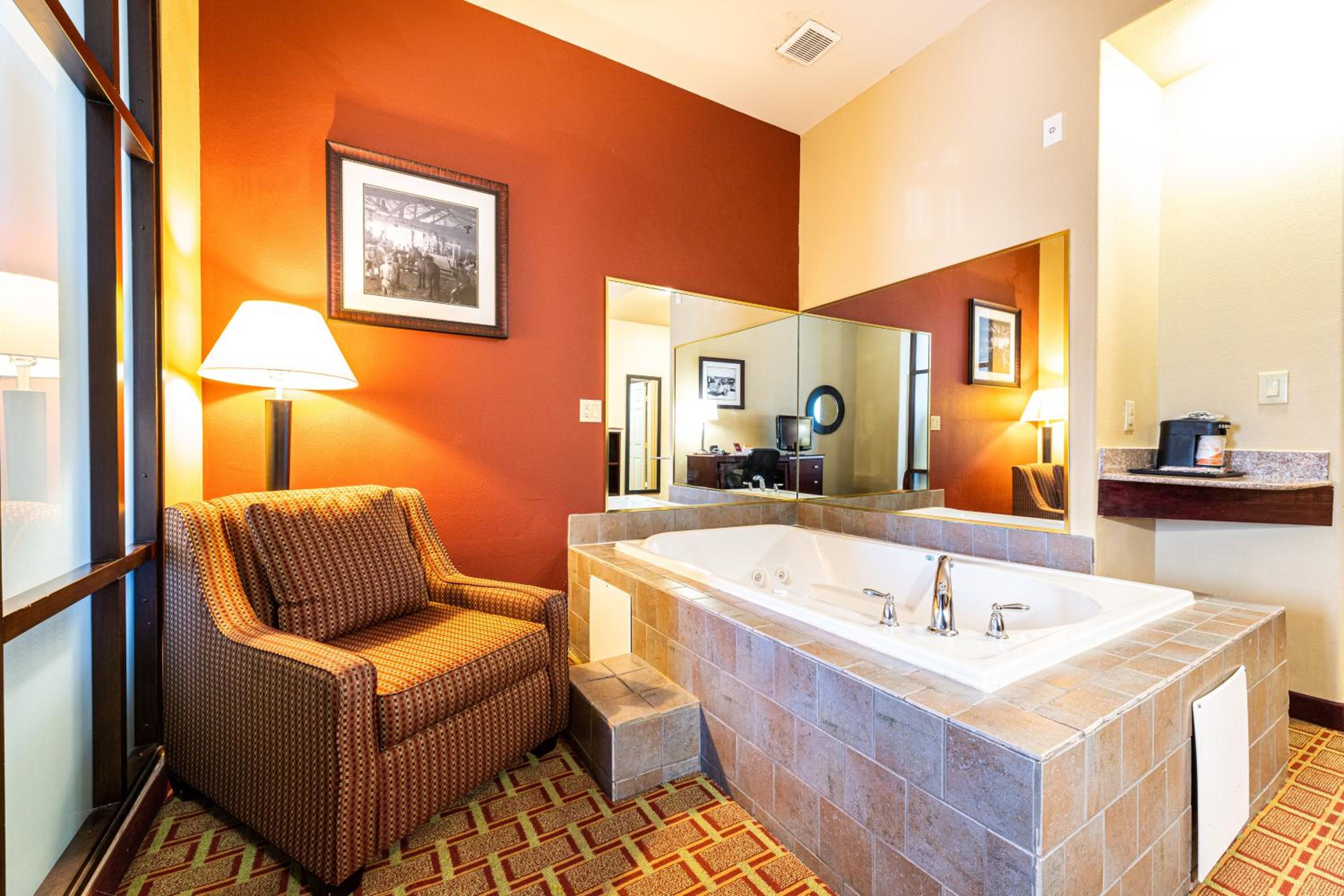 King Suite with Whirlpool - Photo 7