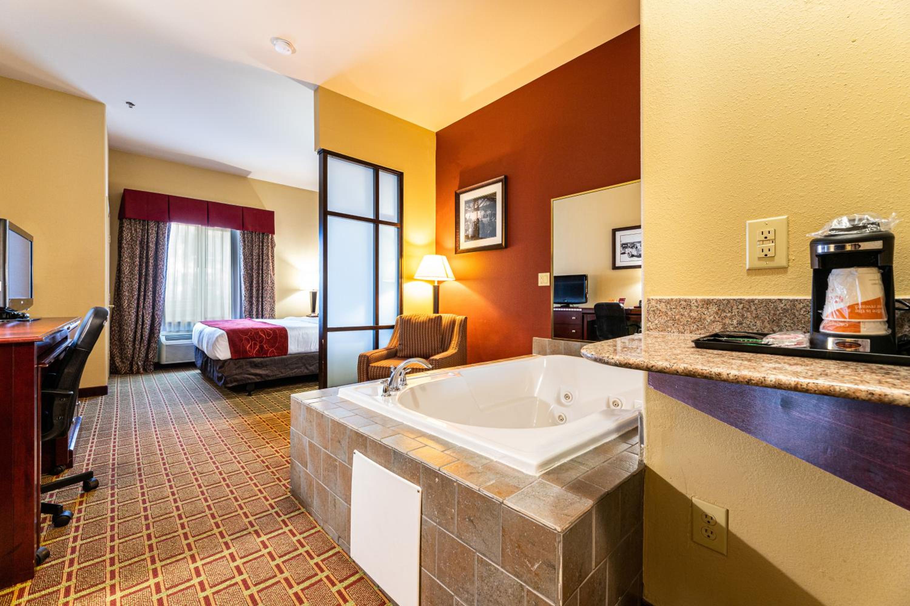 King Suite with Whirlpool - Photo 8