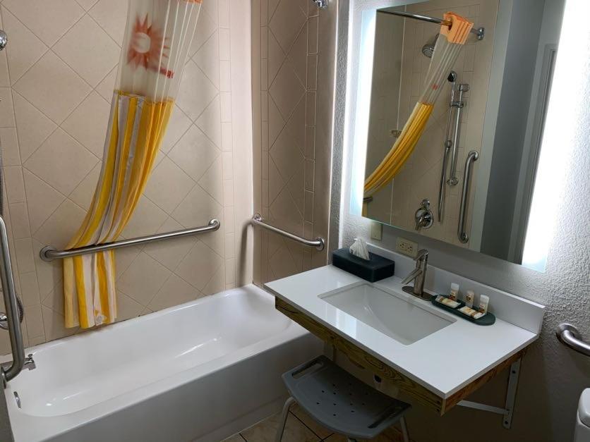 Deluxe Queen Room with Two Queen Beds - Photo 4