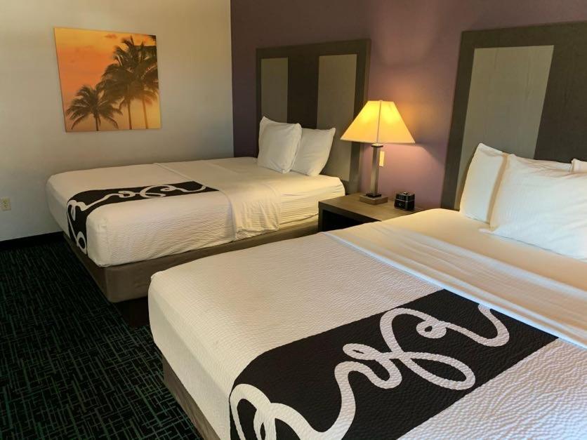 Deluxe Queen Room with Two Queen Beds - Photo 2