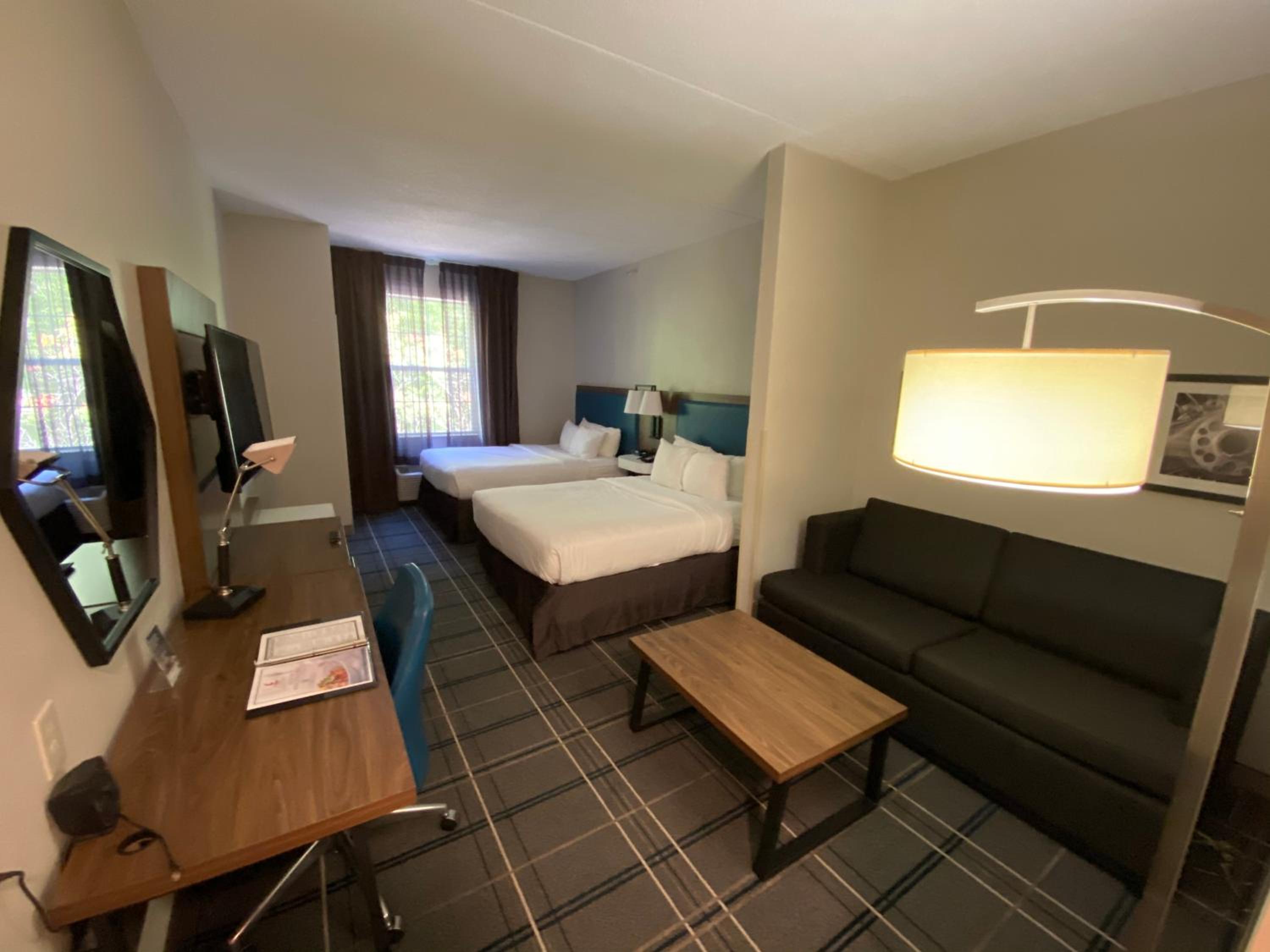 Queen Suite with Two Queen Beds photo 2