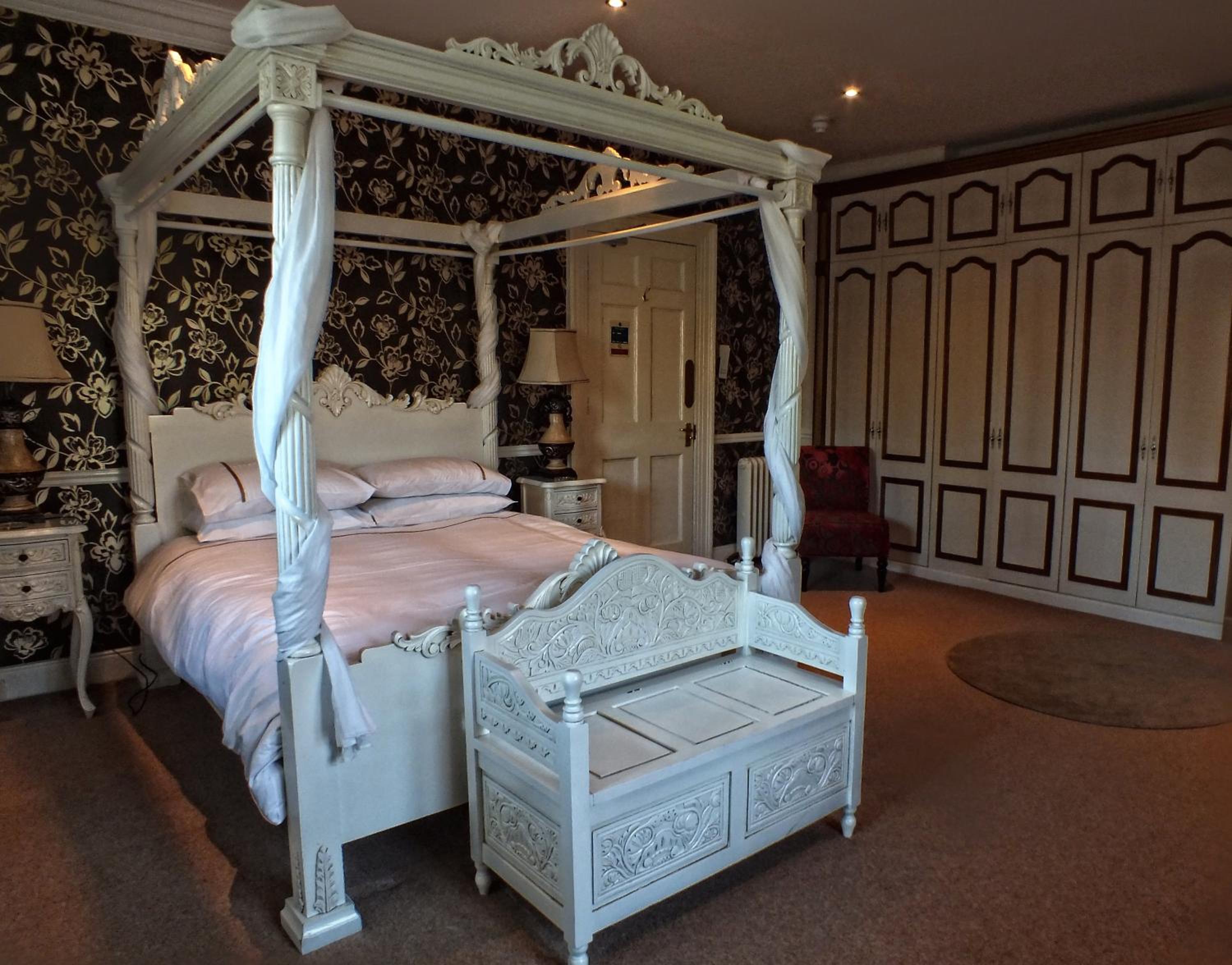 Four-Poster Suite - Photo 3