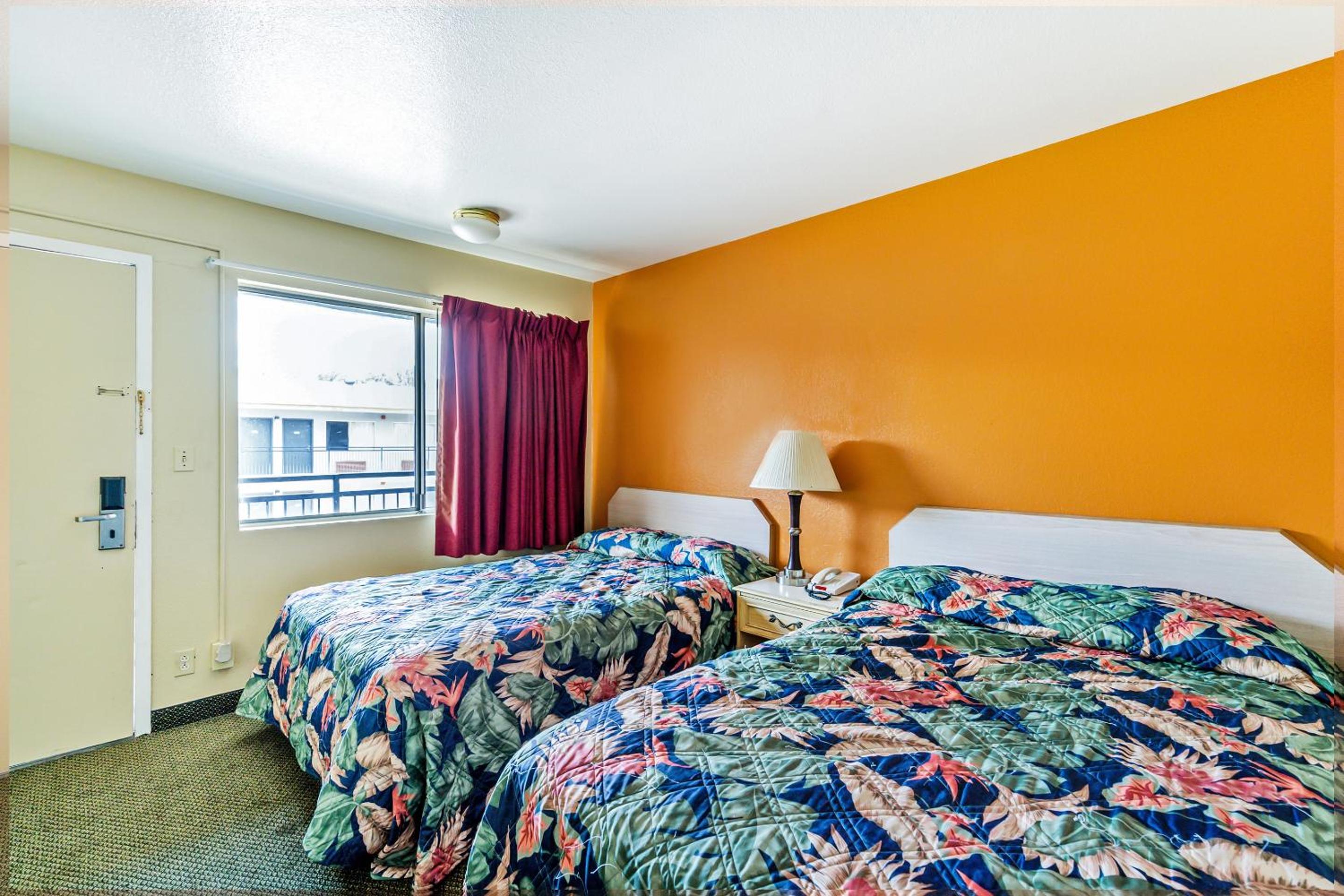 2 Full Bed Smoking Walkin photo 1