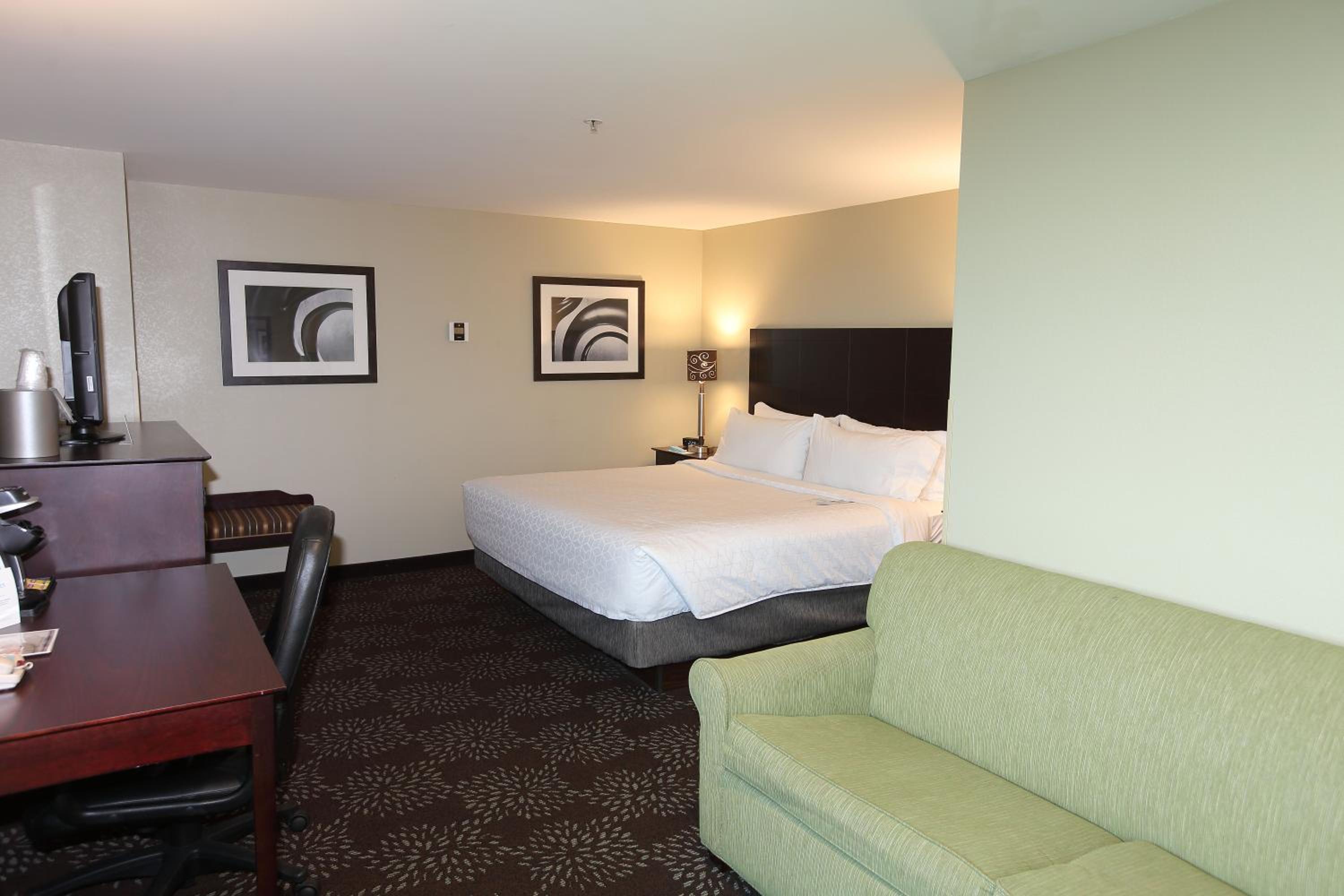 Standard King Room with Sofa Bed - Photo 5