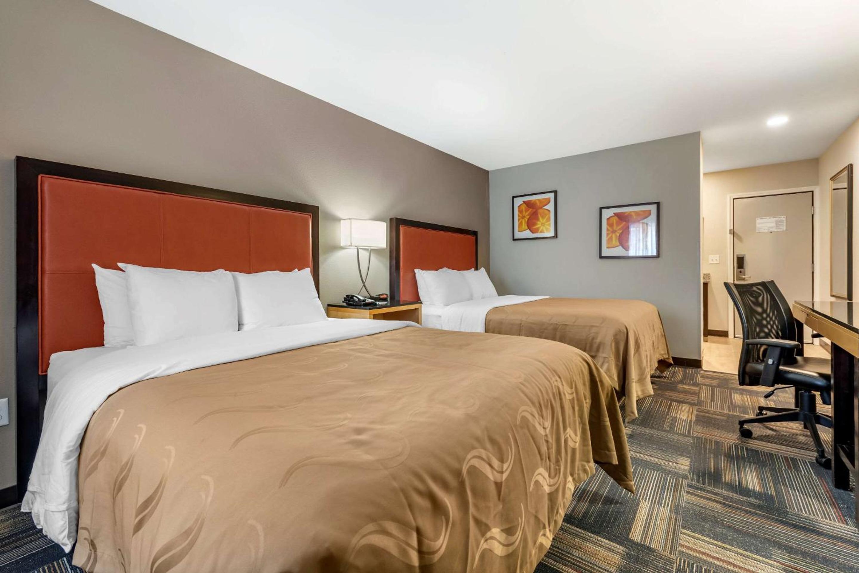 Standard Queen Room with Two Queen Beds - Non-Smoking - Photo 2