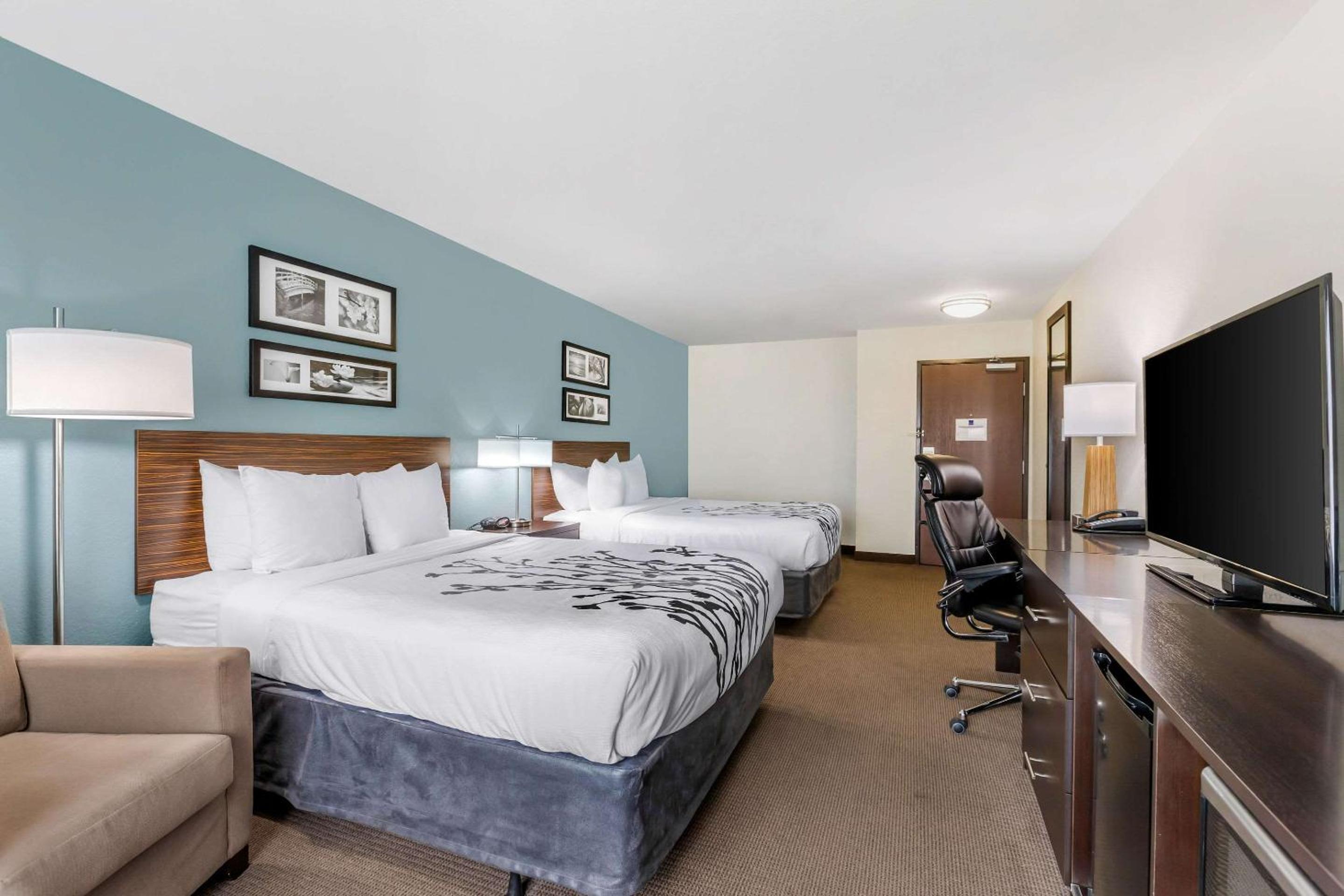 Queen Room with Two Queen Beds - Accessible/Non-Smoking  photo 3