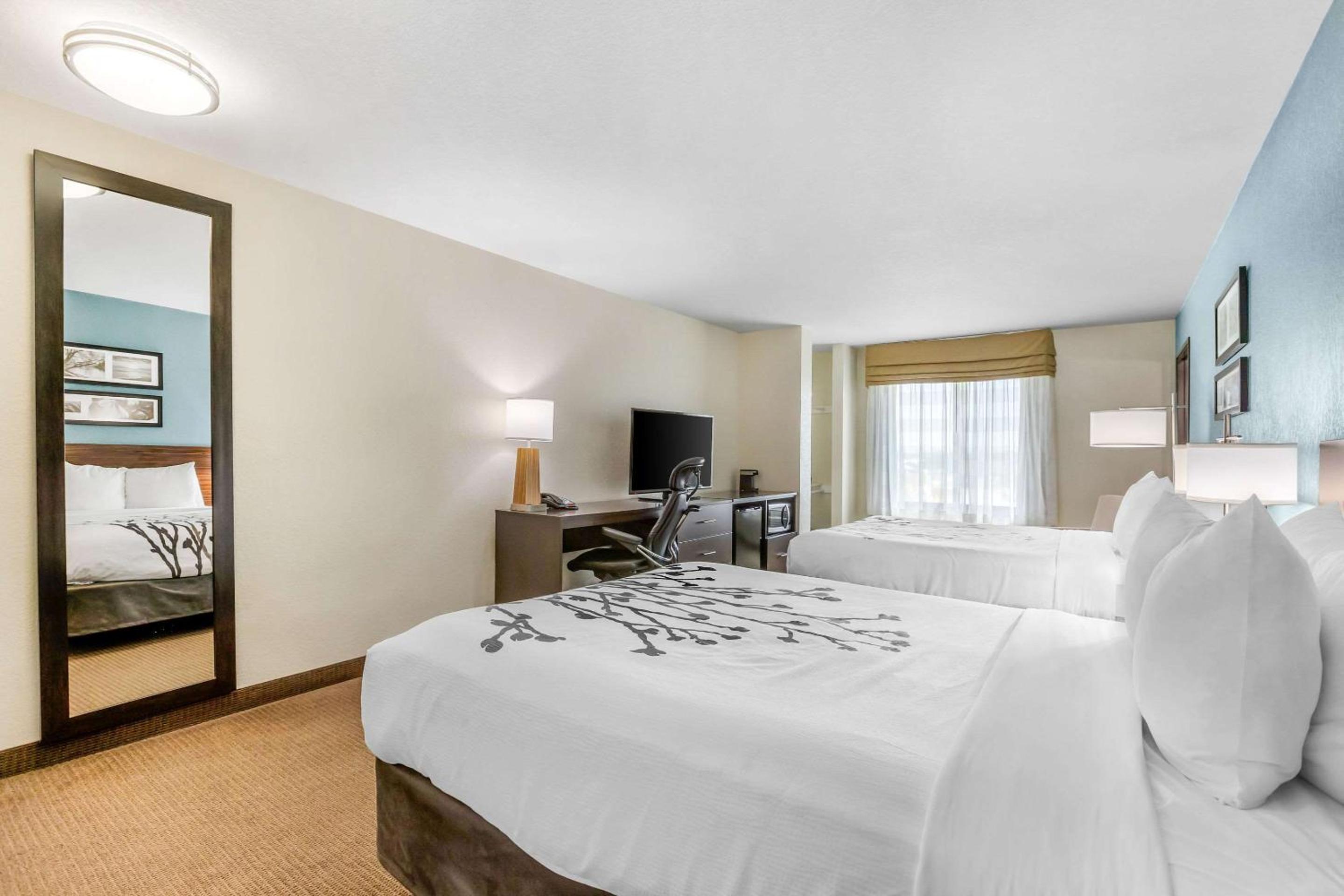Queen Room with Two Queen Beds - Accessible/Non-Smoking  photo 2