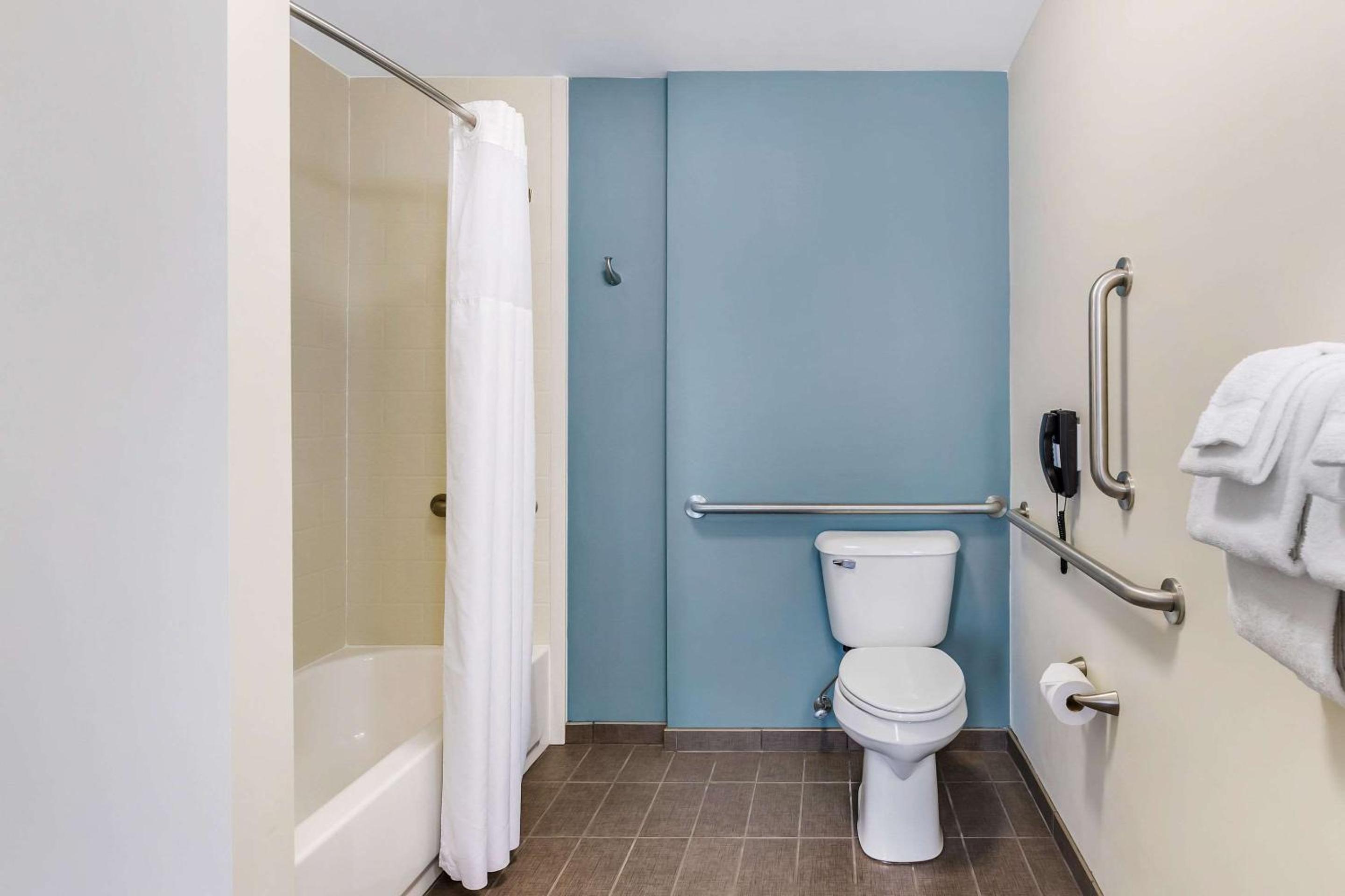 King Suite - Accessible/Non-Smoking photo 1