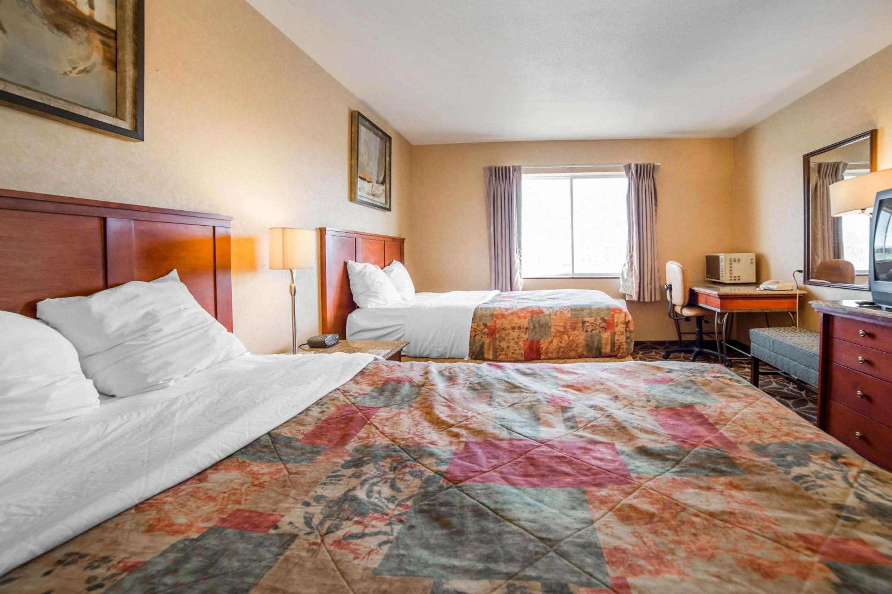 Double Room with Two Double Beds - Smoking - Photo 3