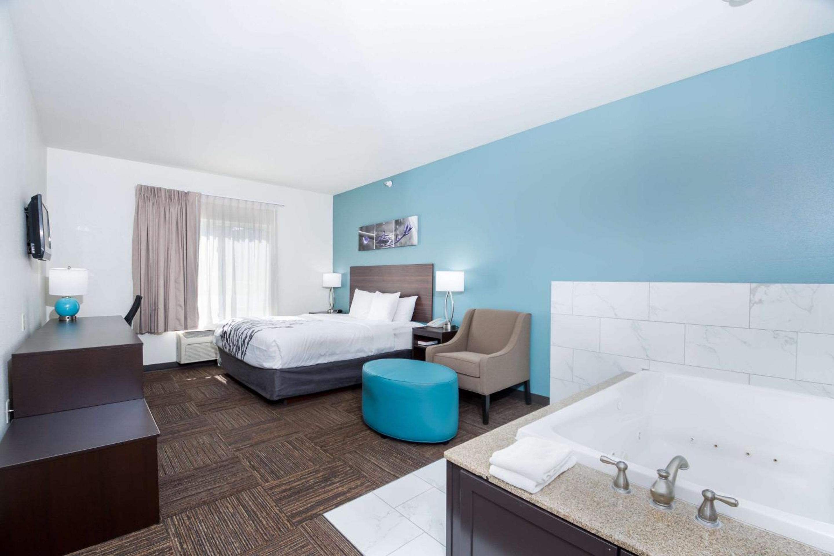 King Suite and Roll-In Shower - Accessible/Non-Smoking photo 1