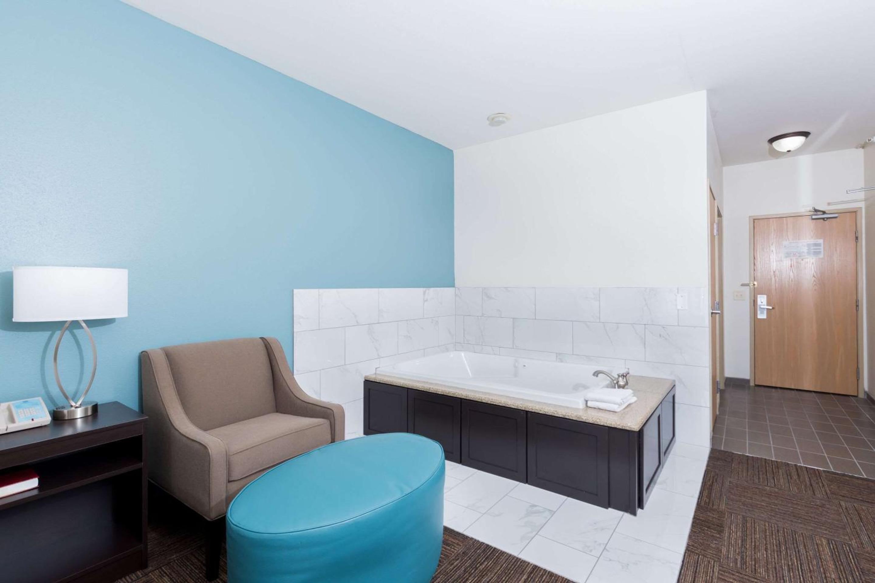 King Suite and Roll-In Shower - Accessible/Non-Smoking photo 2