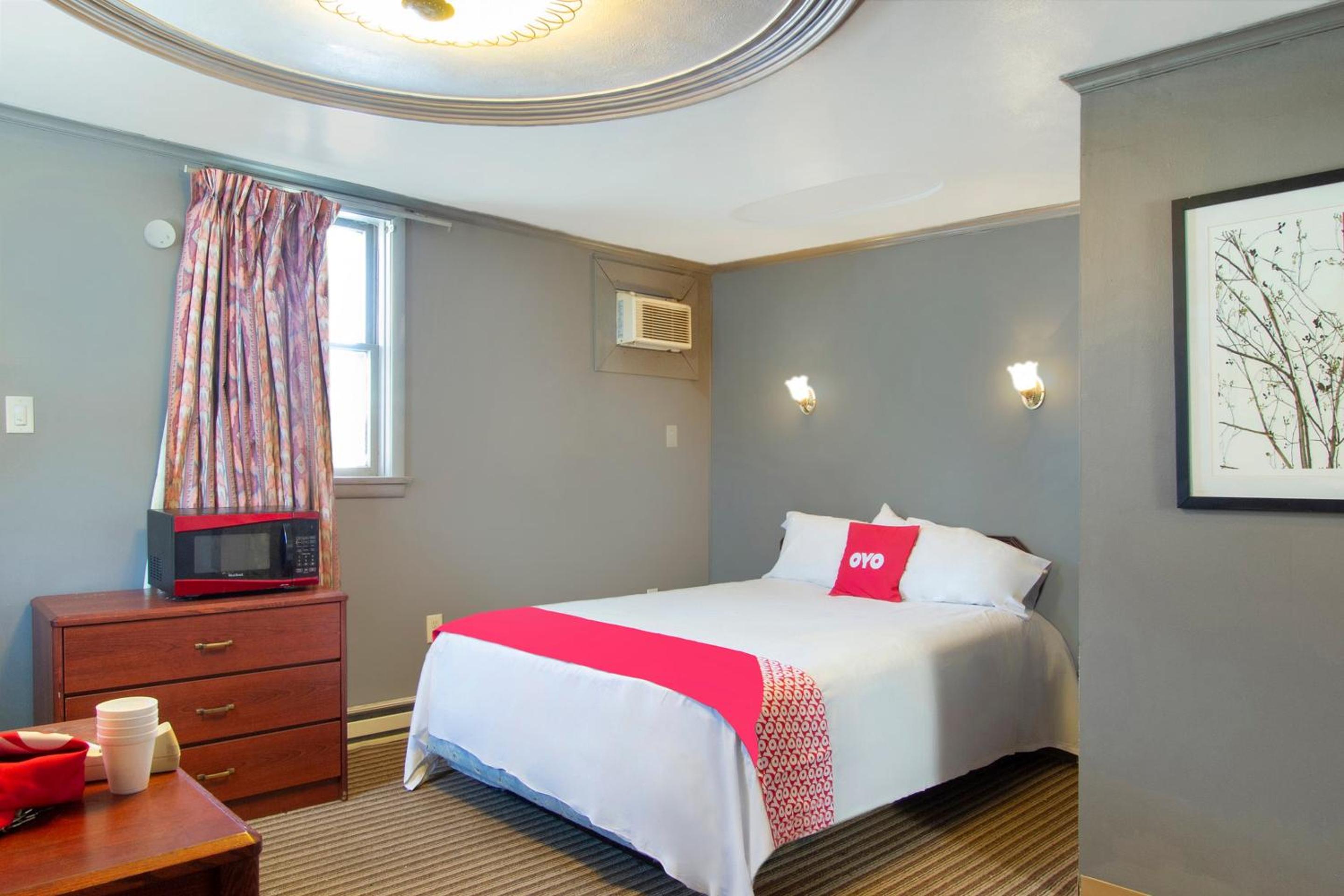 Queen Bed - Photo 9