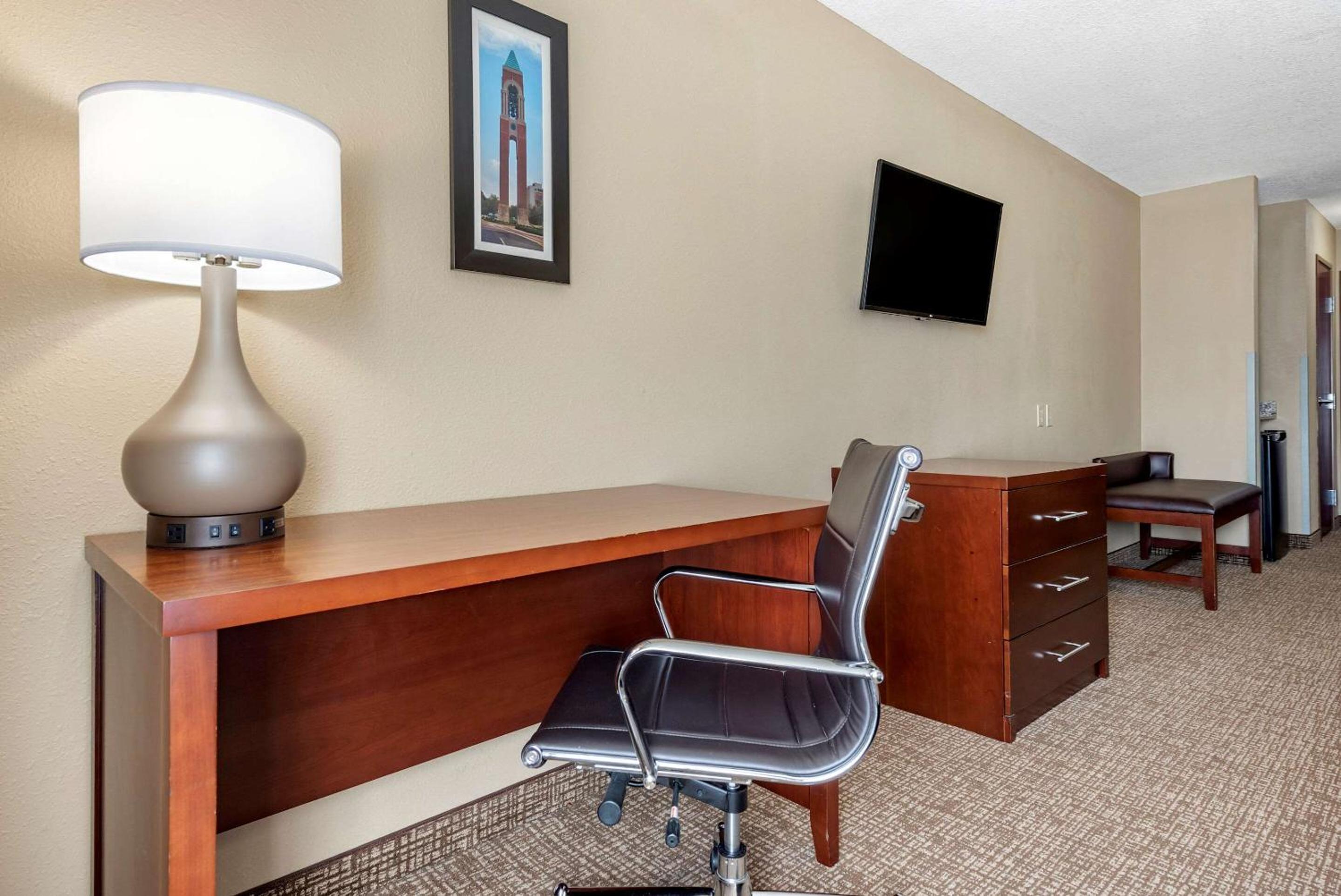 King Suite - Non-Smoking - Photo 4