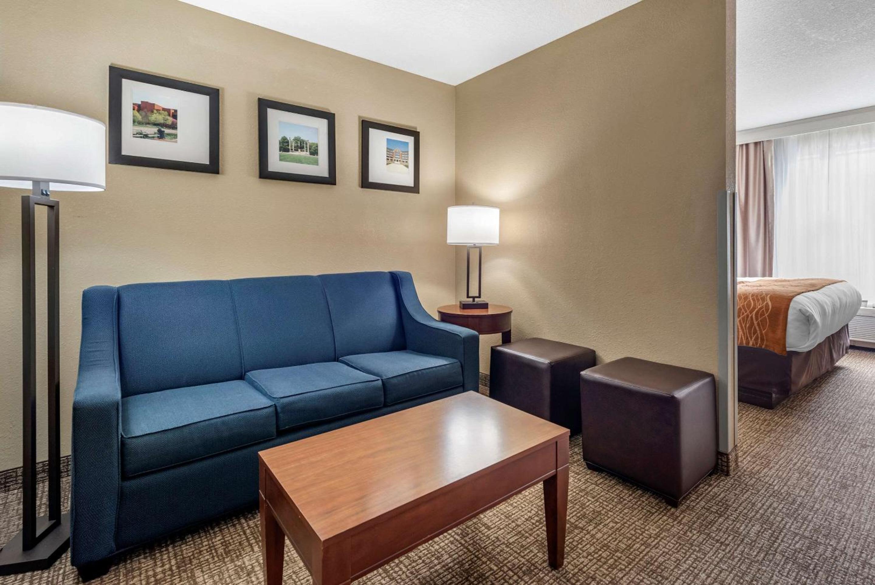 King Suite - Non-Smoking - Photo 2