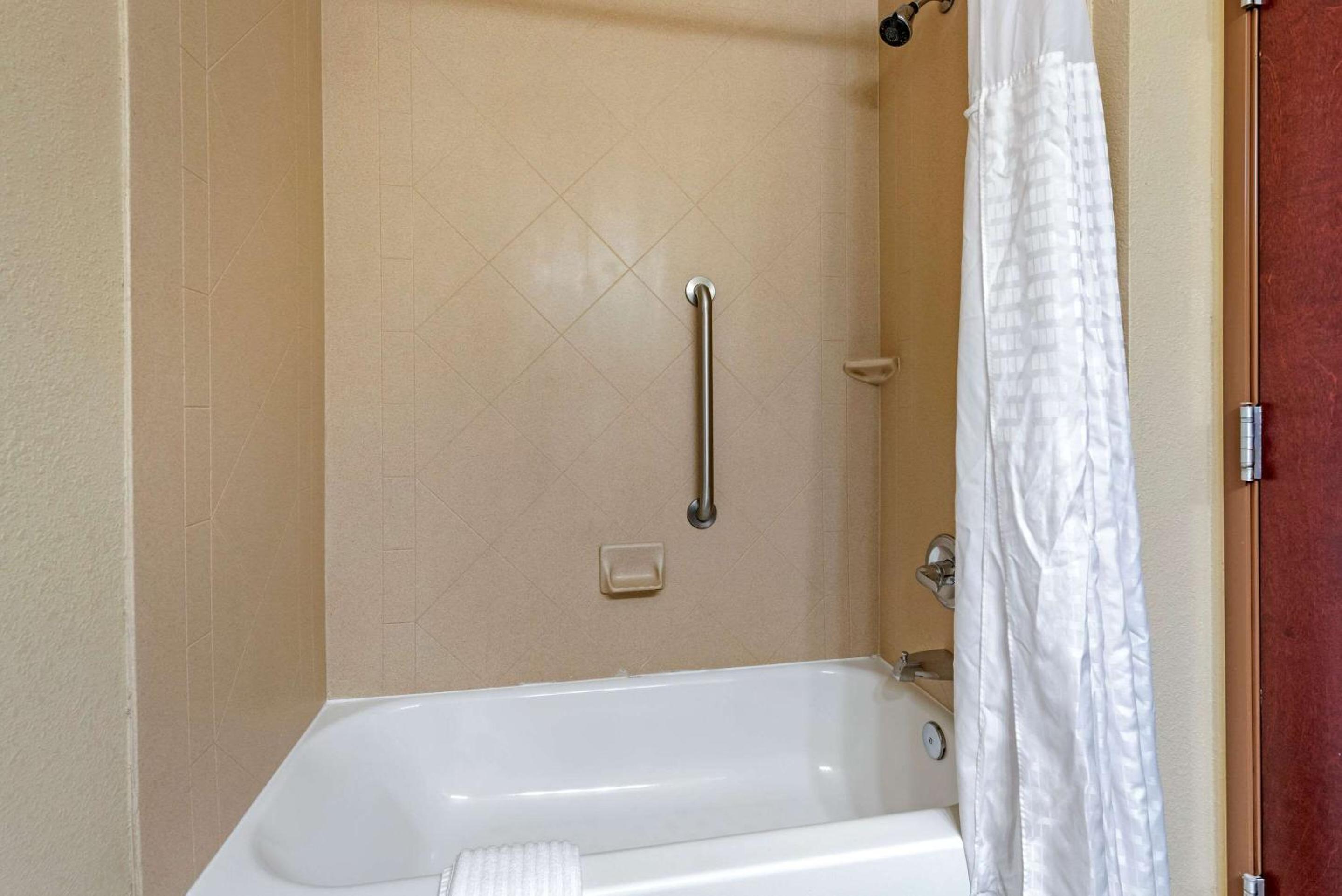 King Suite - Non-Smoking - Photo 5