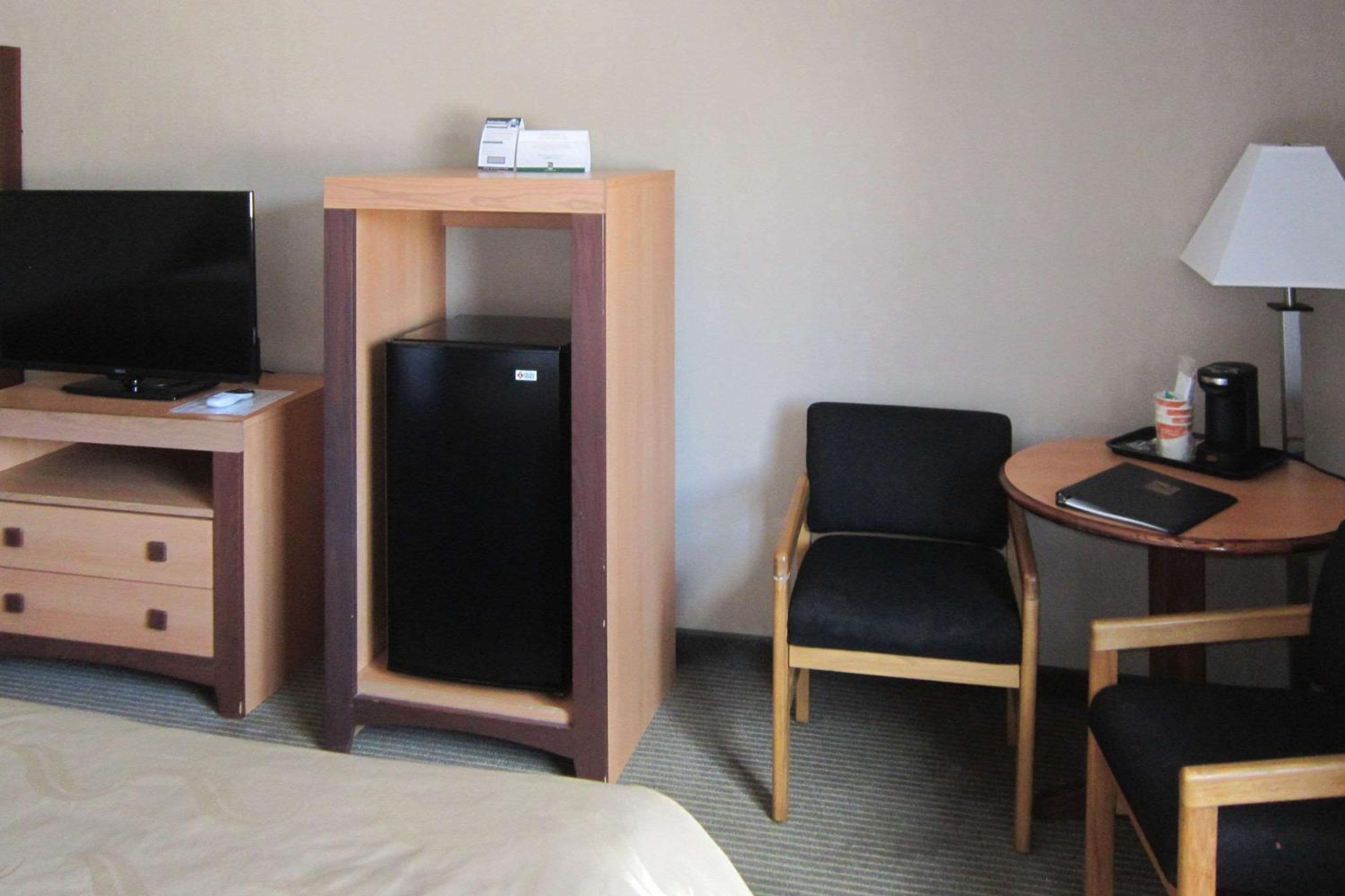 Queen Room with Two Queen Beds - Photo 2