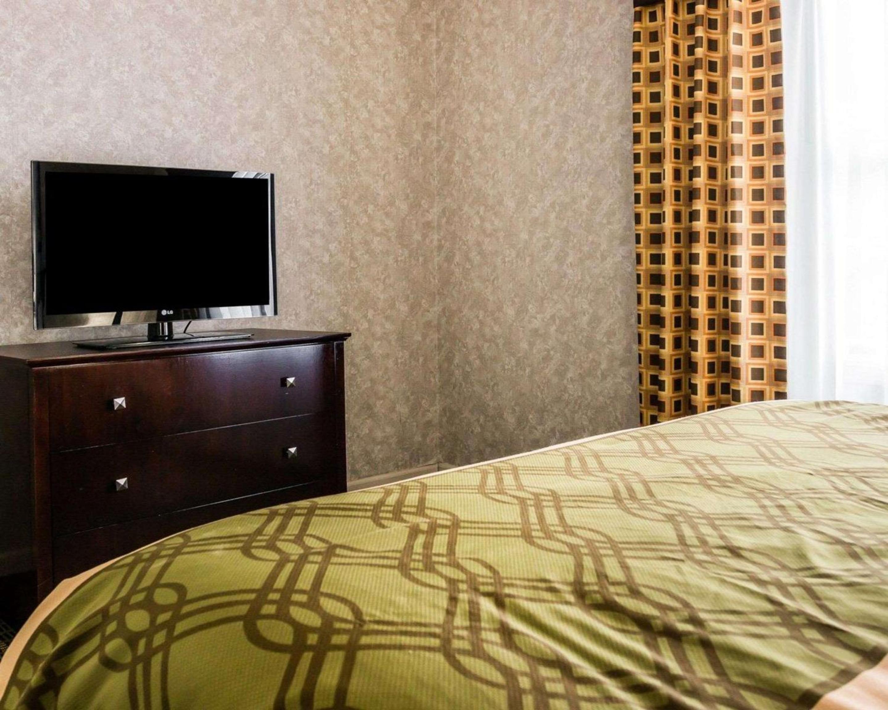 Queen Suite with Two Queen Beds - Non-Smoking - Photo 1