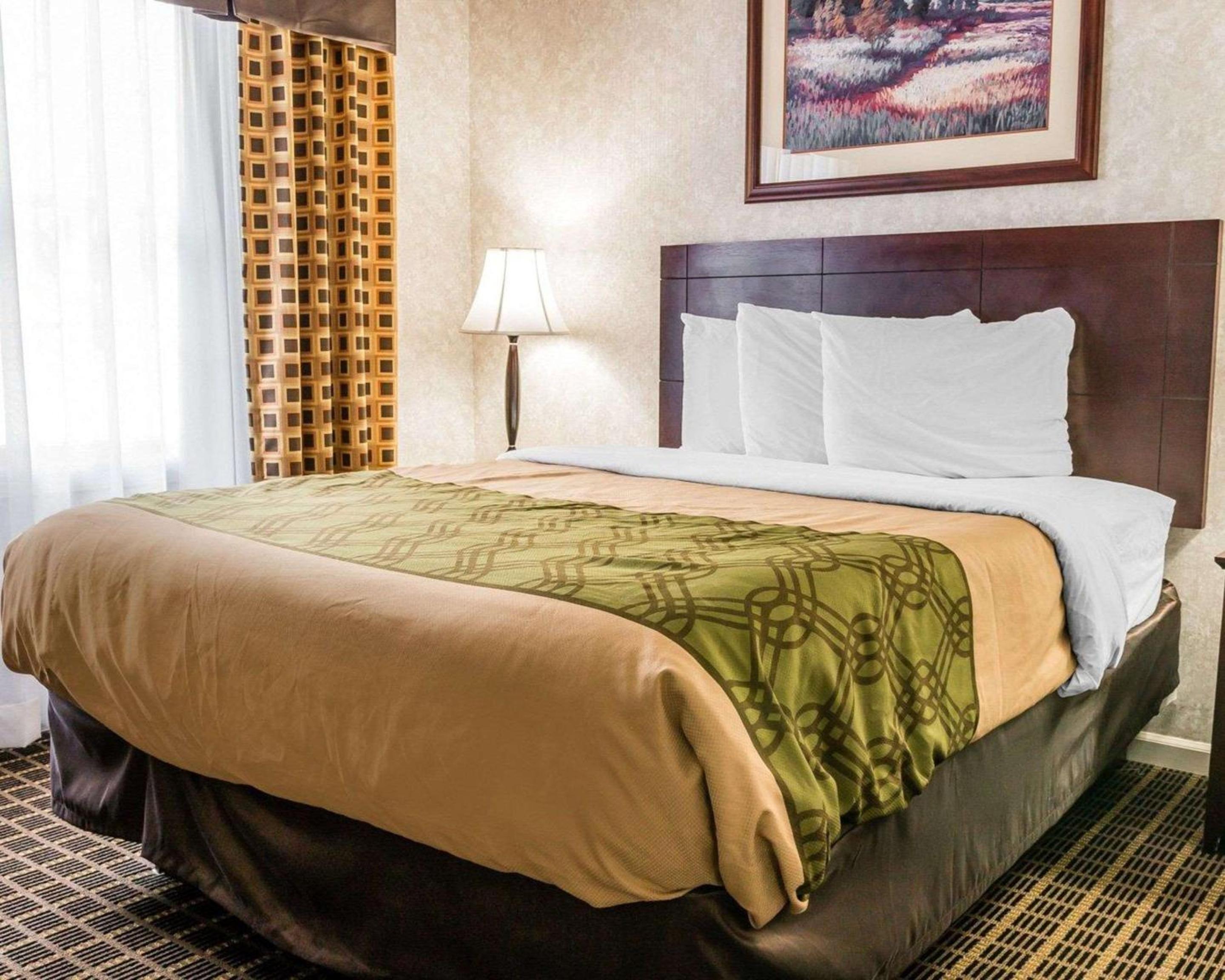 Queen Suite with Two Queen Beds - Non-Smoking - Photo 2