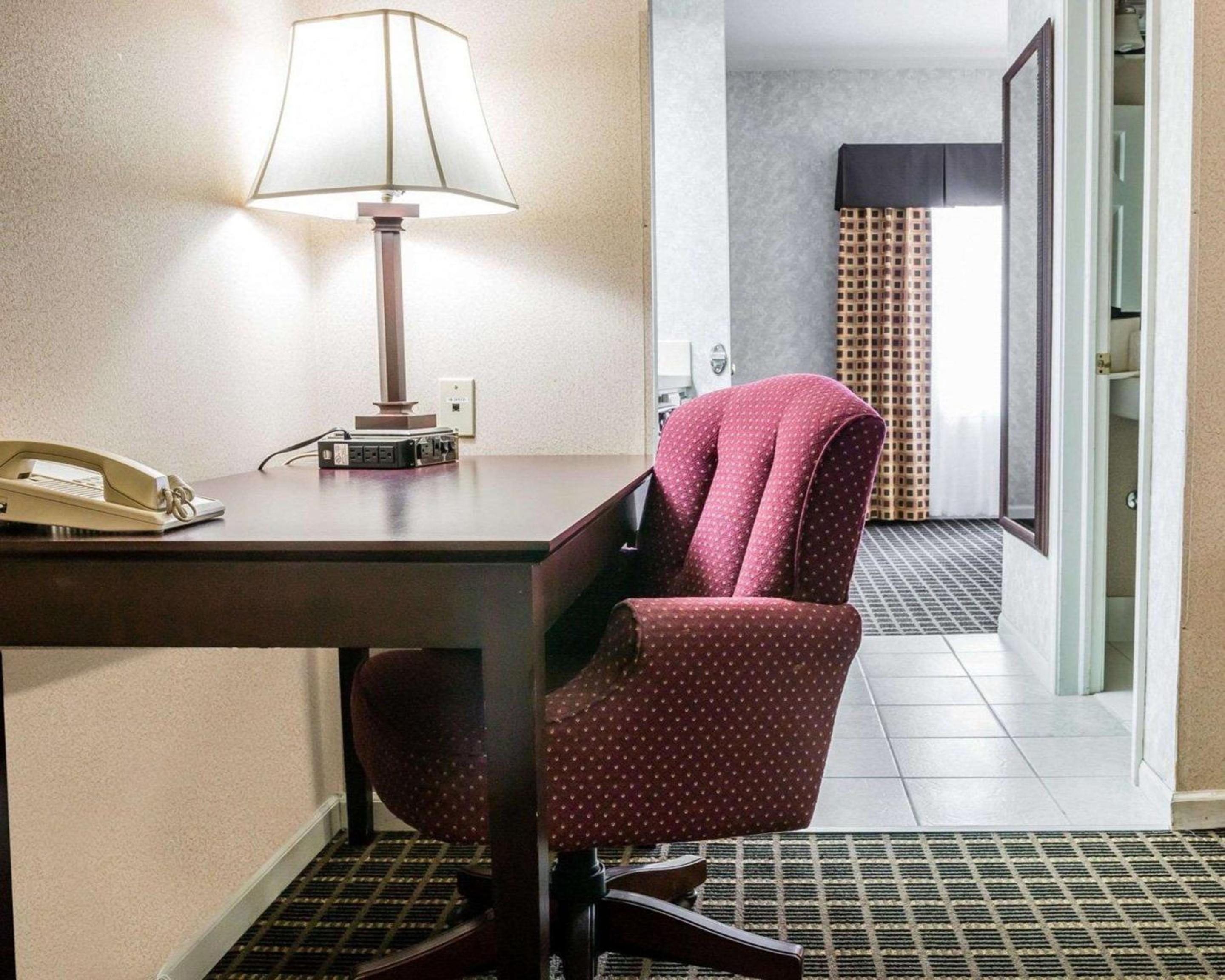 Queen Suite with Two Queen Beds - Non-Smoking - Photo 4