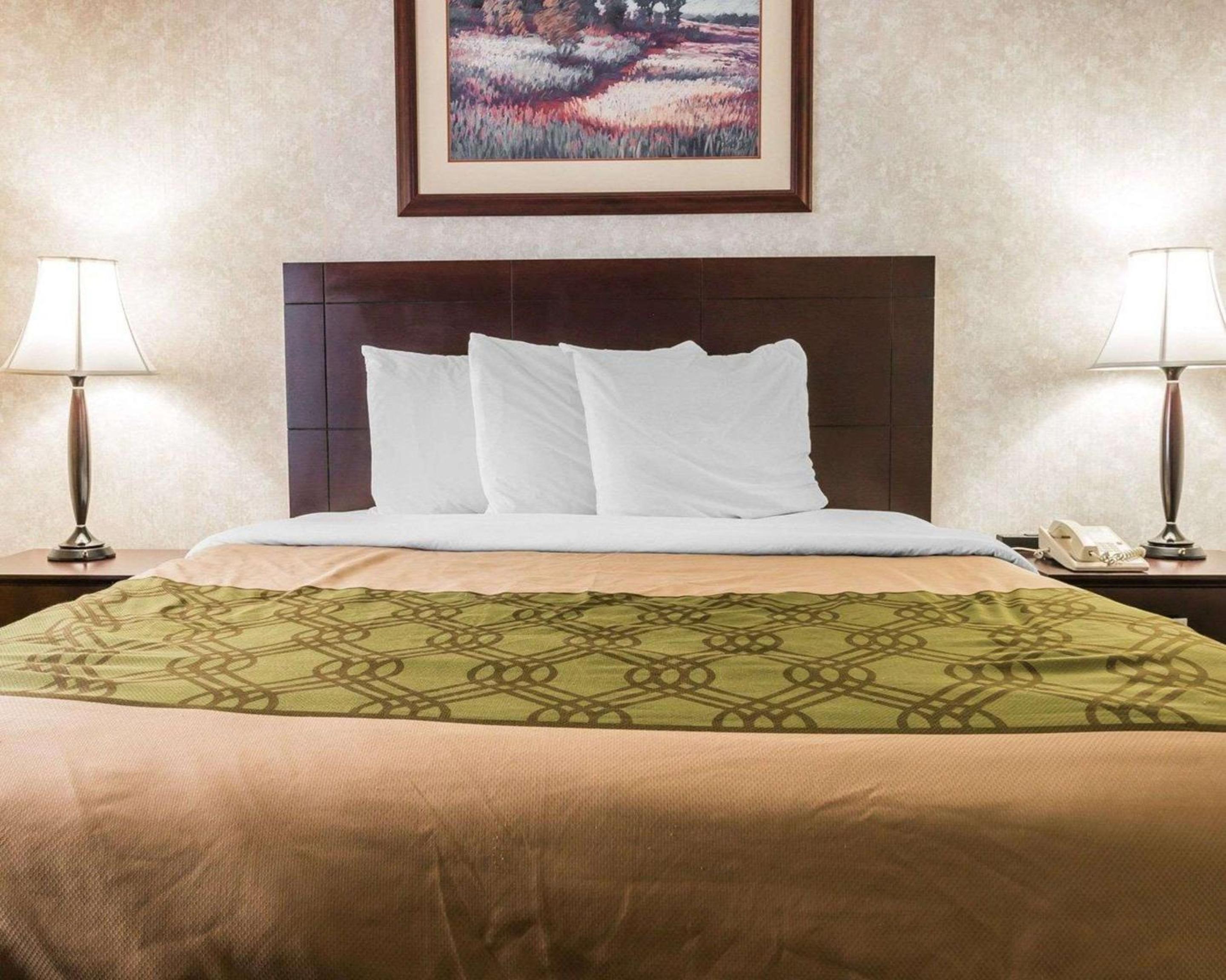 Queen Suite with Two Queen Beds - Non-Smoking - Photo 3