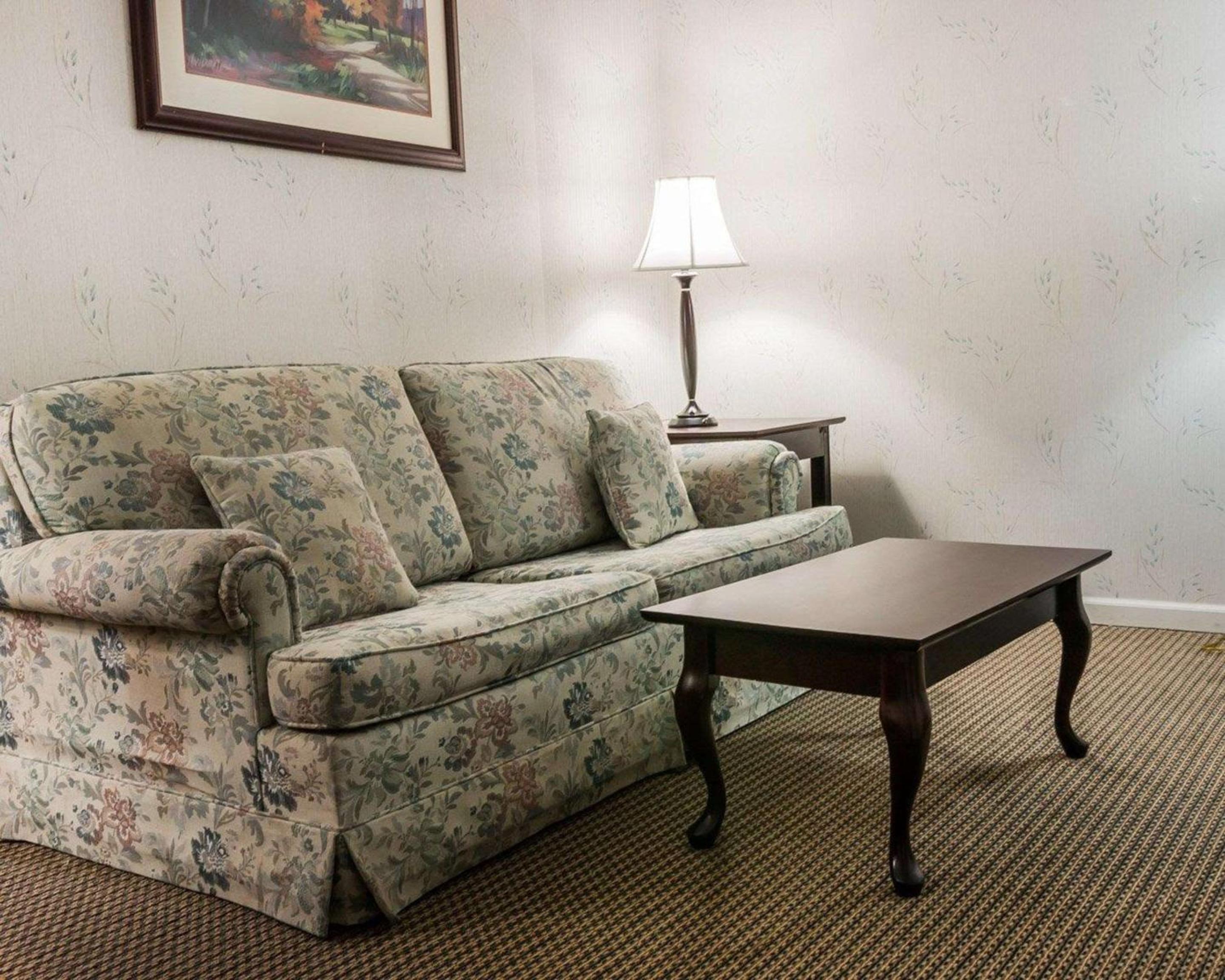 Queen Suite - Photo 1