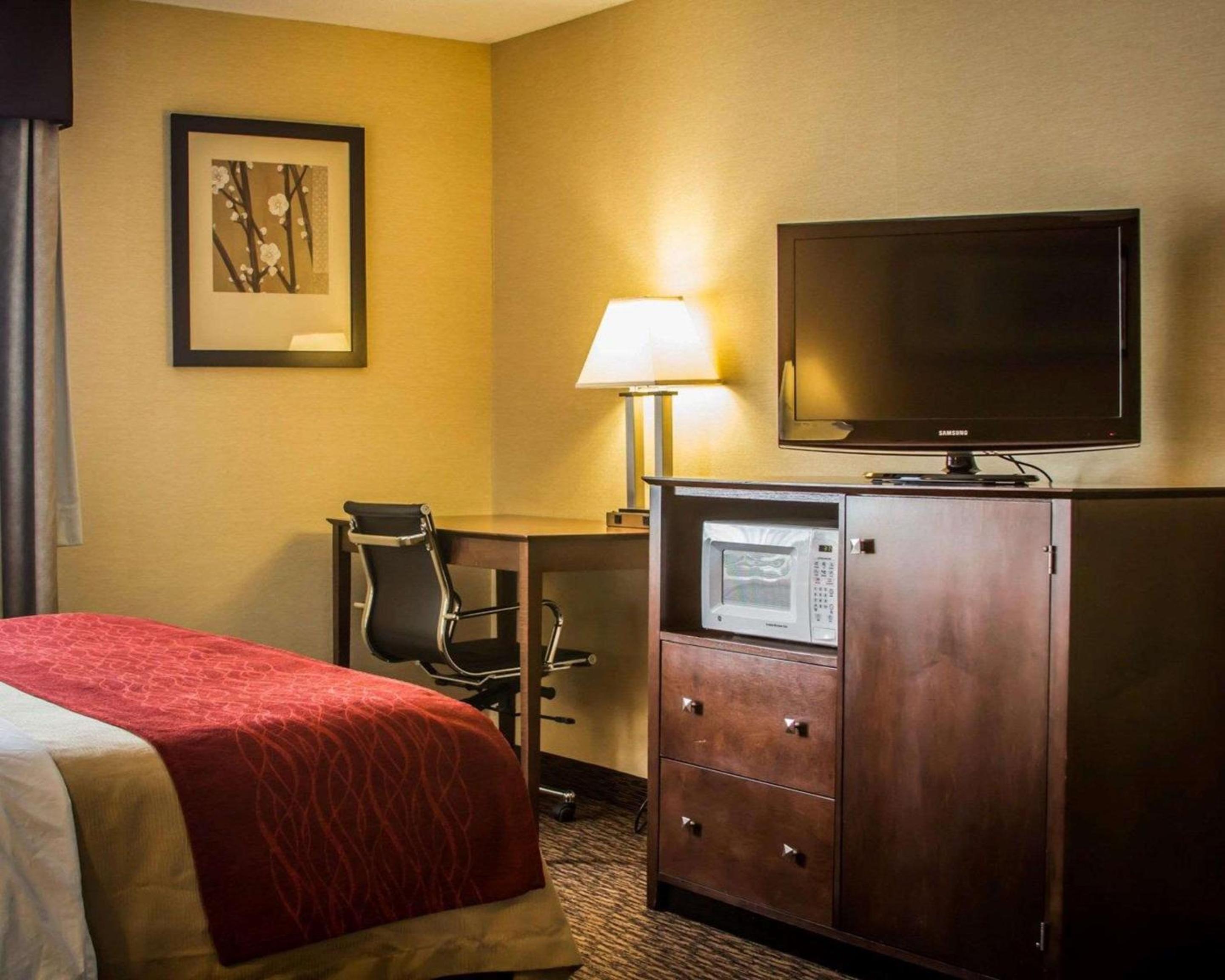 King Suite with Hot Tub and Sofa Bed - Non-Smoking - Photo 1