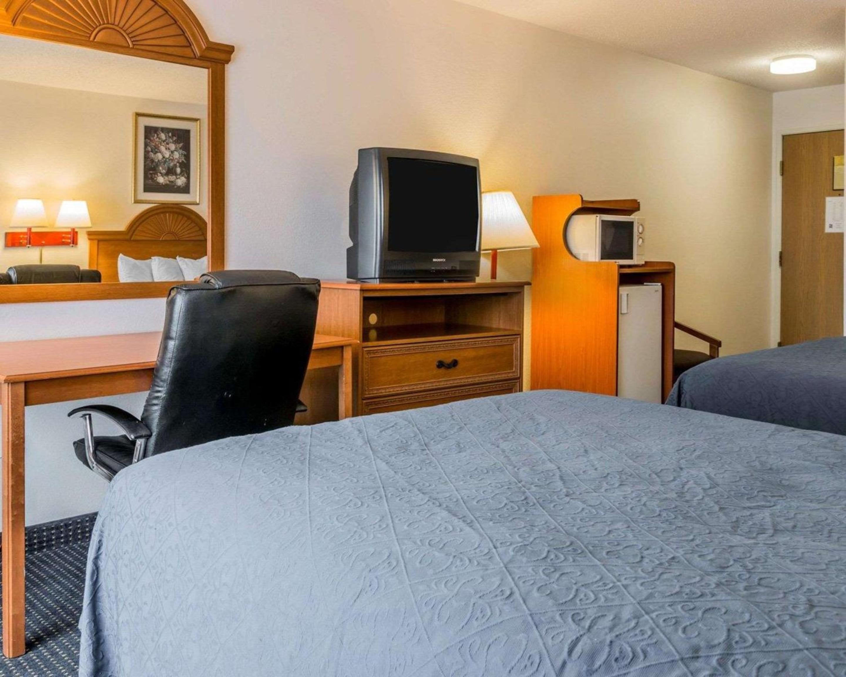 Double Room with Two Double Beds - Non-Smoking - Photo 2